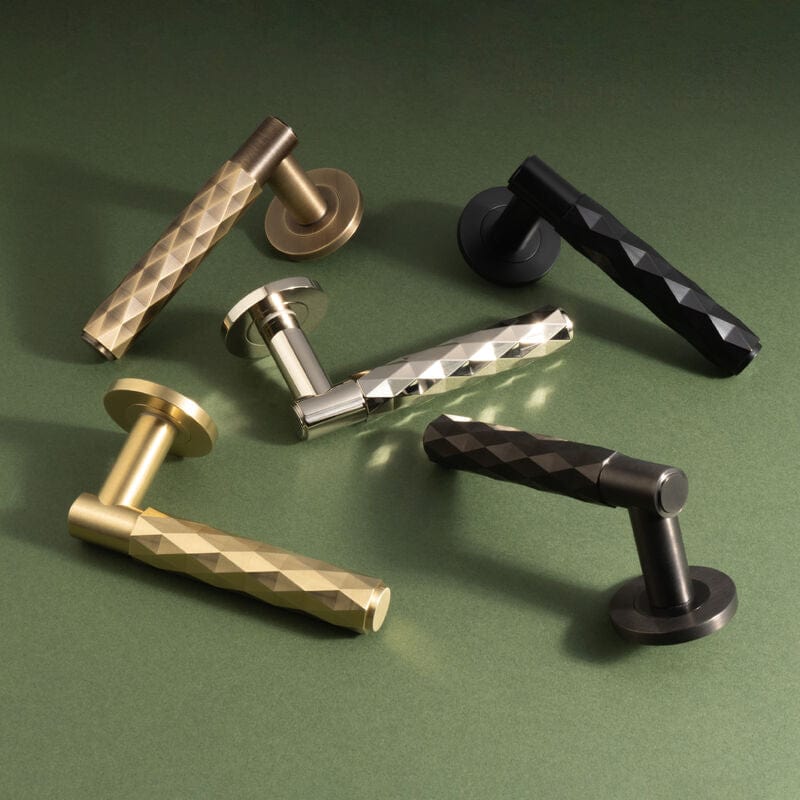 Spitfire Diamond | Dørhåndtag i Antik Messing Alexander & Wilks AW226AB-SET FINICC