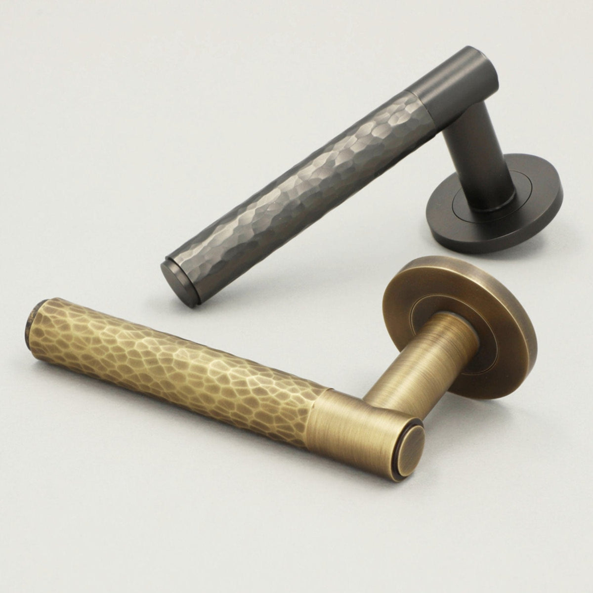 Spitfire Hammered | Dørhåndtag i Dark Bronze Alexander & Wilks AW223DBZ-SET FINICC