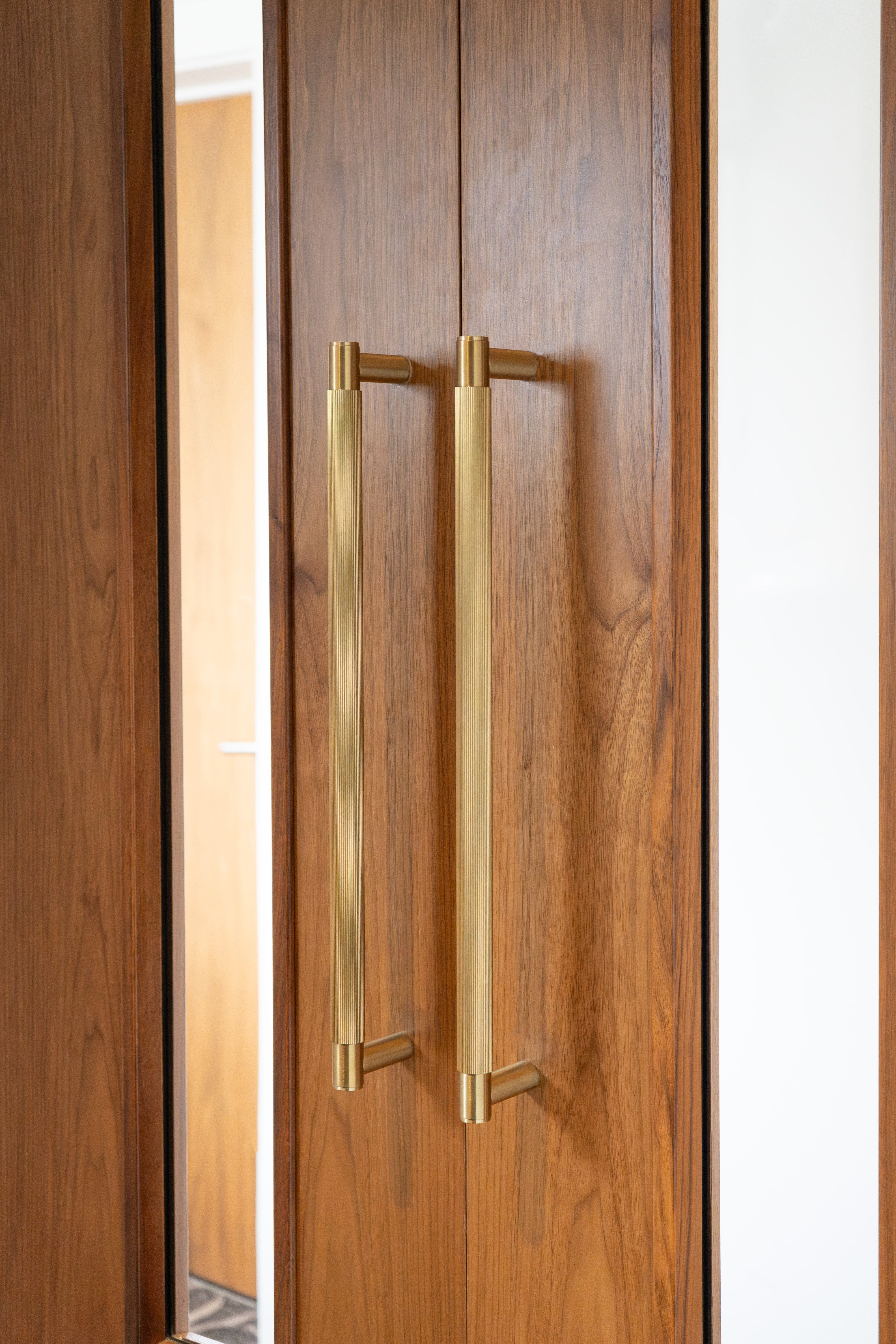 Spitfire Reeded | Pull Bar i Børstet Messing Med lak L 480 mm (C/C 450 mm) Alexander & Wilks AW502-450-SBPVD FINICC