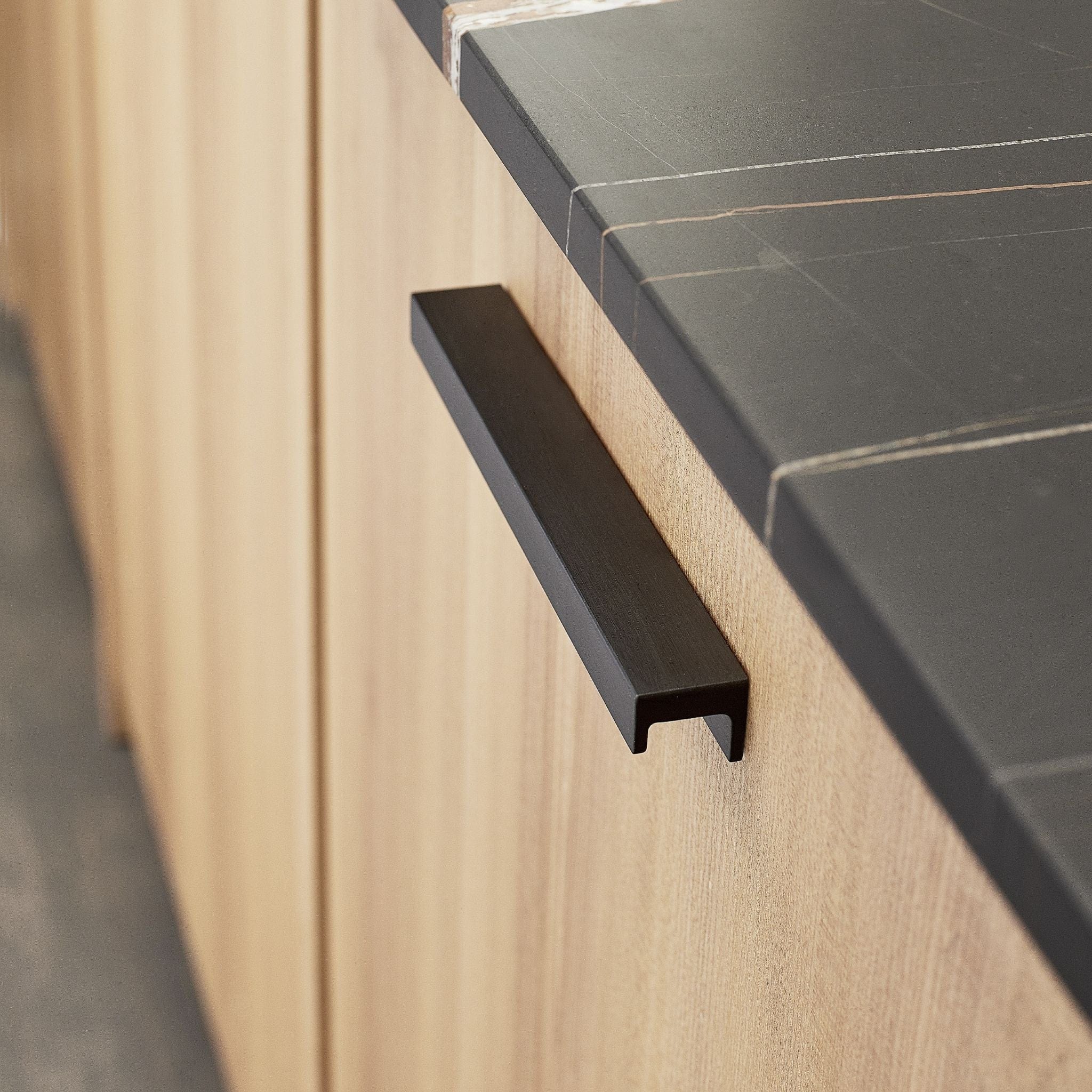 Station | Greb i Børstet Mat Sort Furnipart FINICC