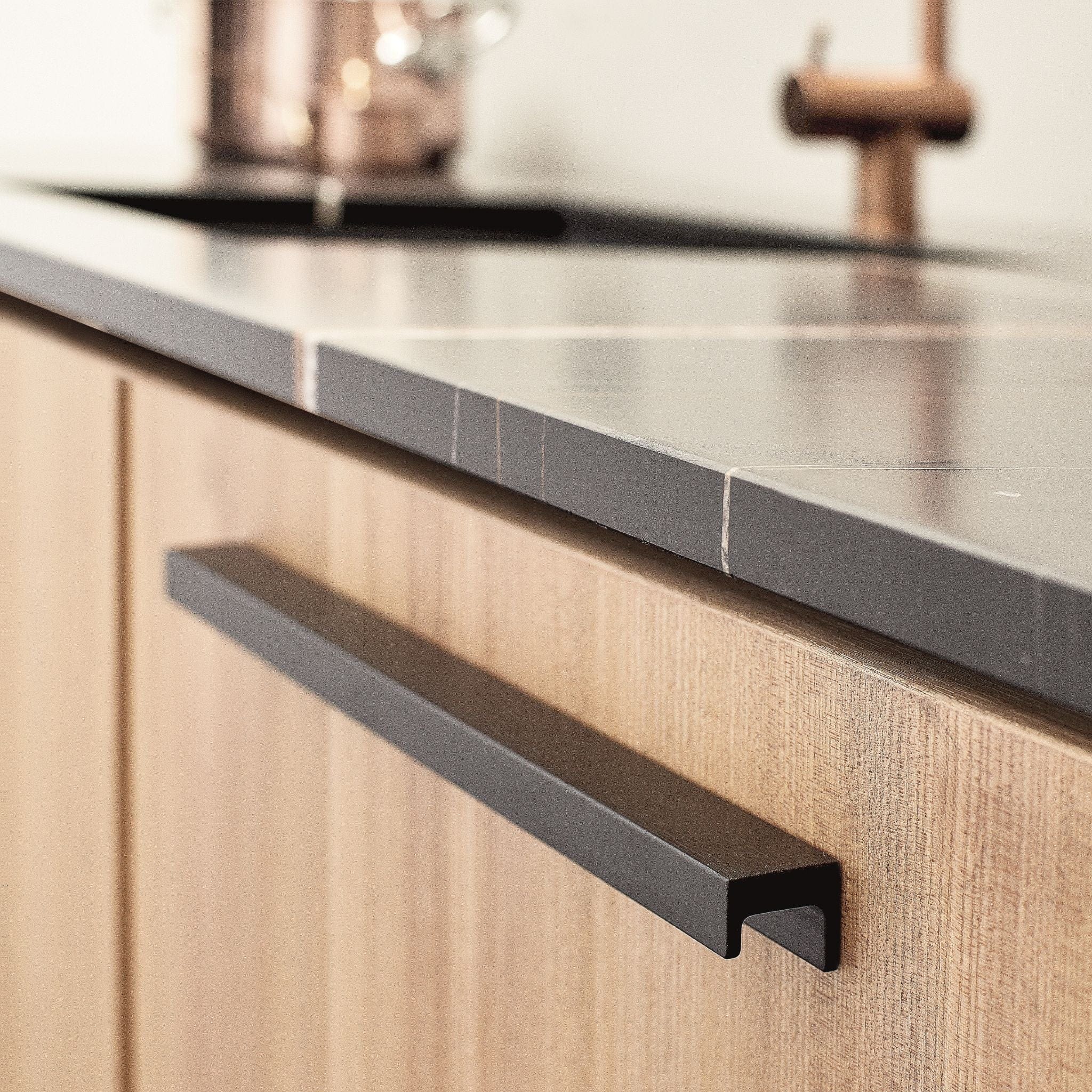 Station | Greb i Børstet Mat Sort Furnipart FINICC