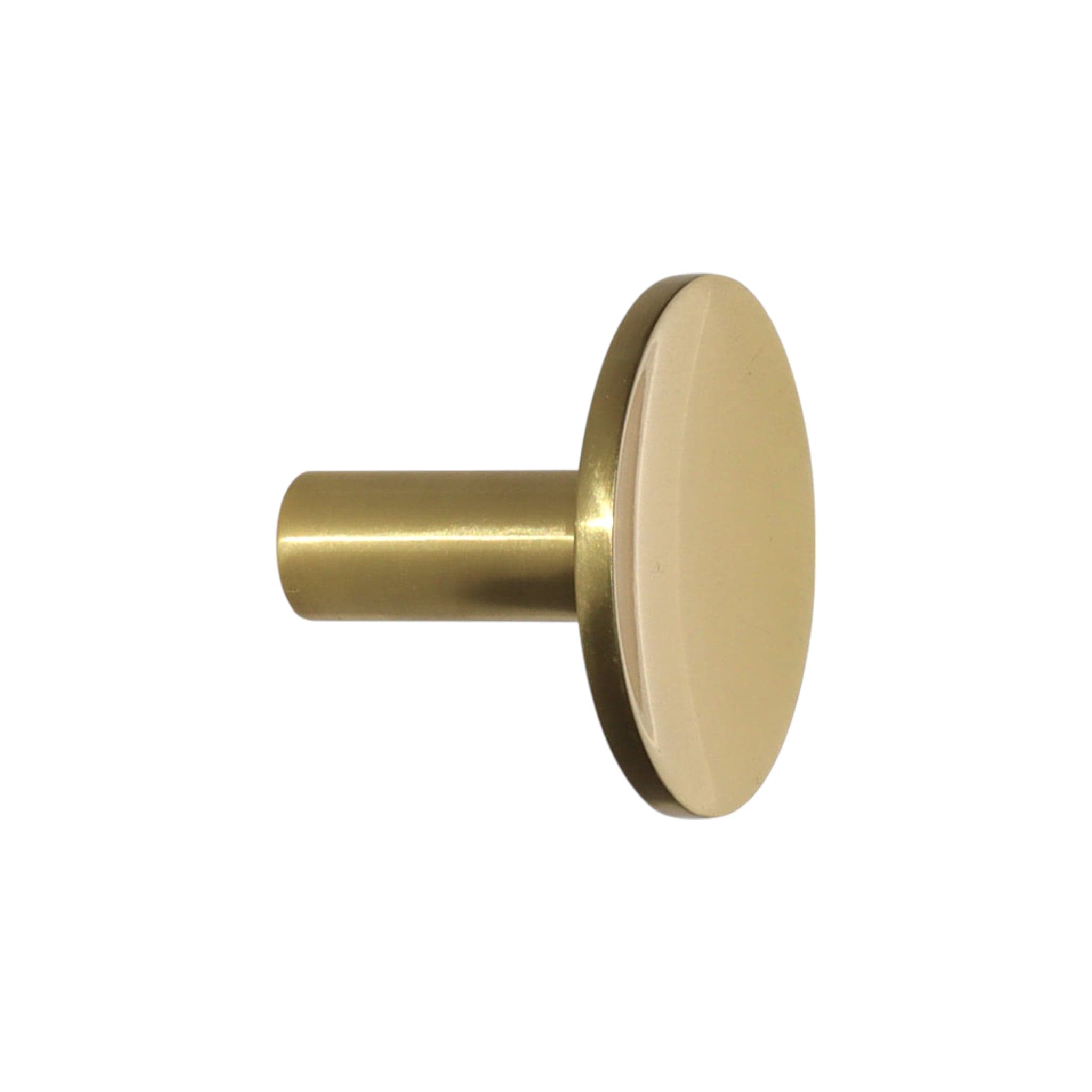 Sture | Knage i Blank Messing med Lak Ø 28 mm x D 23 mm Beslag Design 339386-21 FINICC