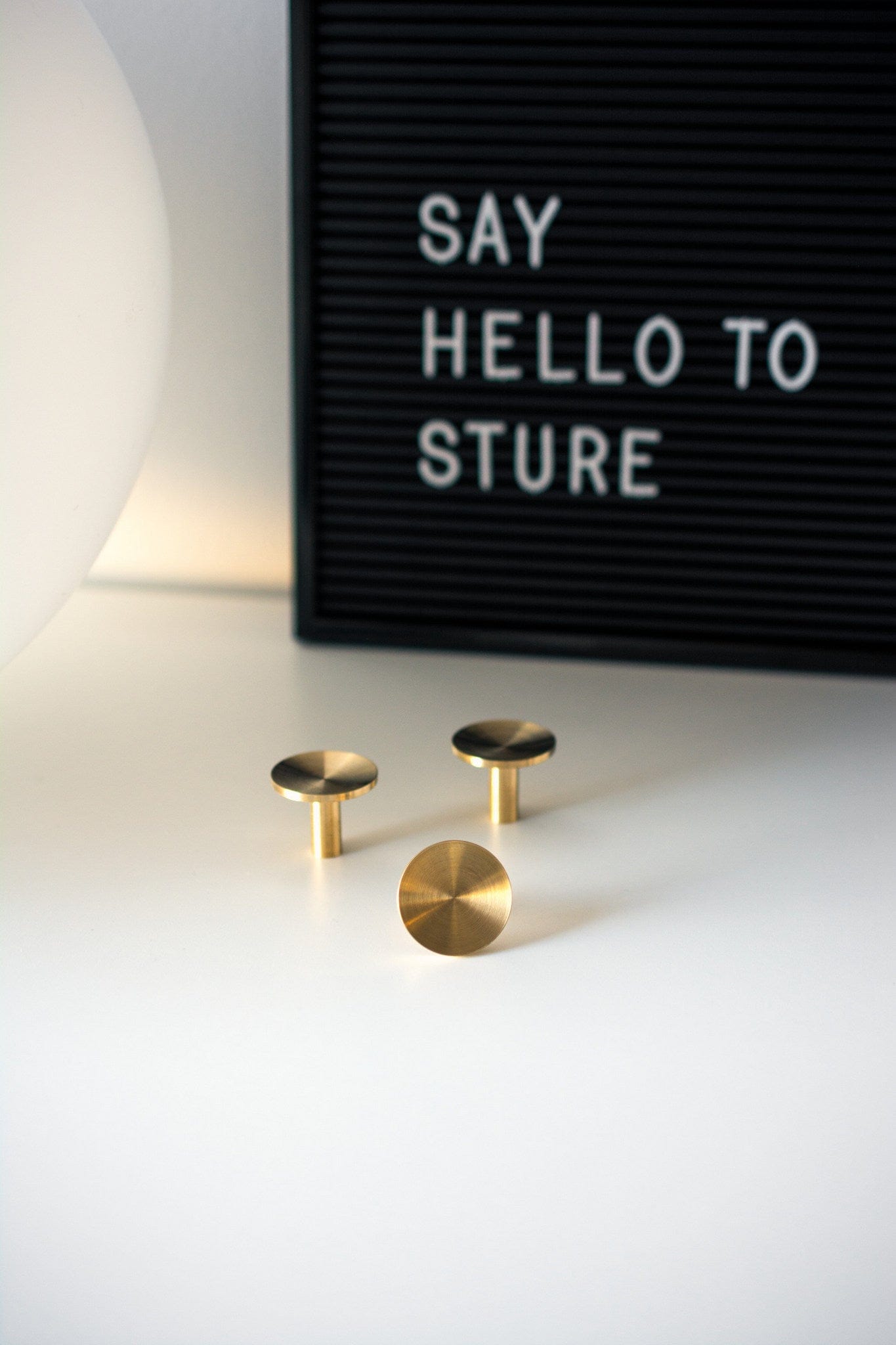 Sture | Knop i Børstet Messing uden Lak Beslag Design FINICC