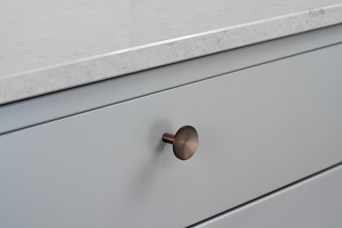 Sture | Knop i Bruneret Messing med Lak Ø 28 mm x D 28 mm Beslag Design 339379-11 FINICC