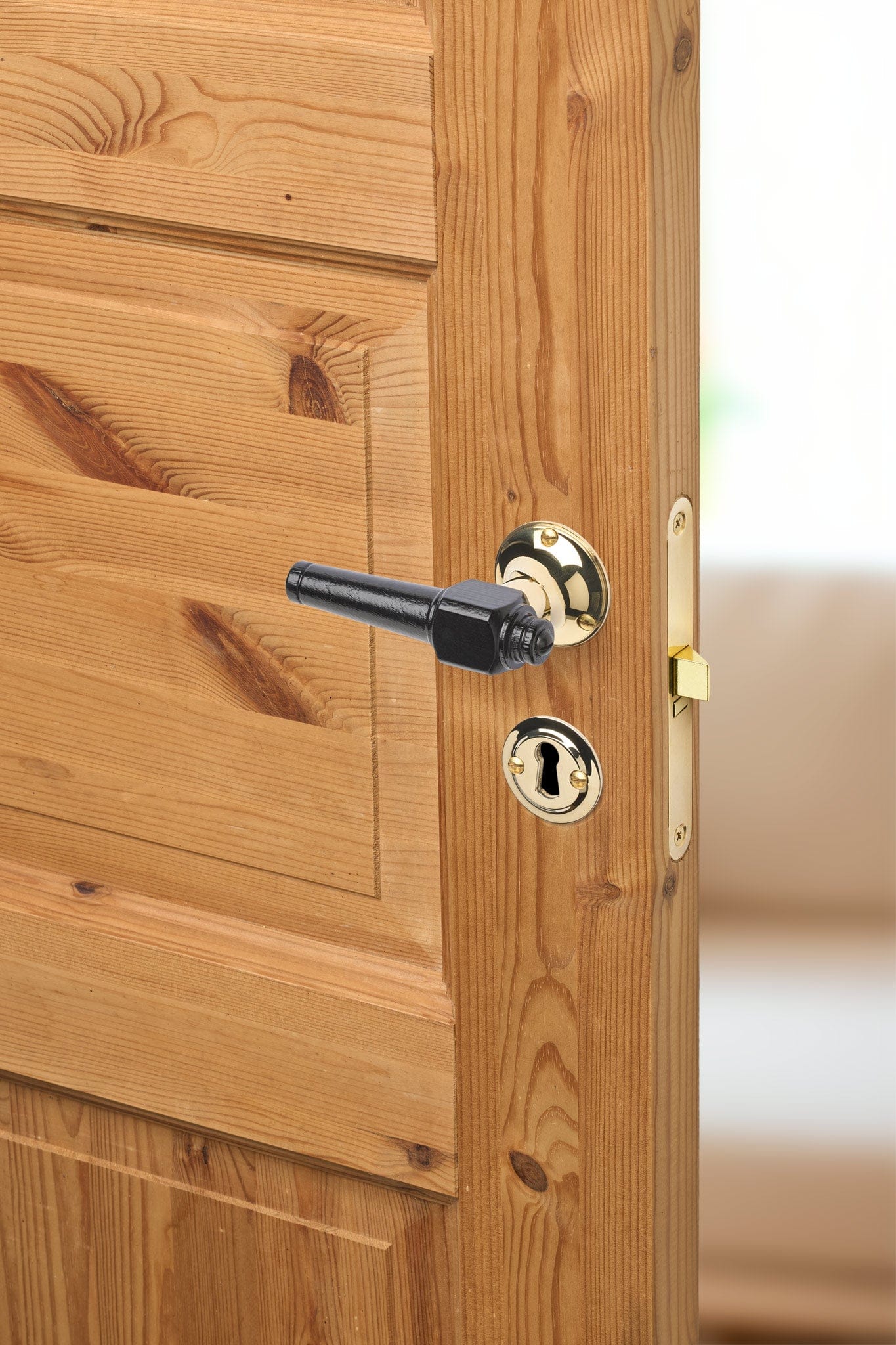 Svanemølle | Dørhåndtag i Sortlakeret træ med klassiske rosetter og nøgleskilte i Blank Messing uden Lak L 111 mm (C/C 30 mm) Sibes SM-SO-1770-MPU FINICC