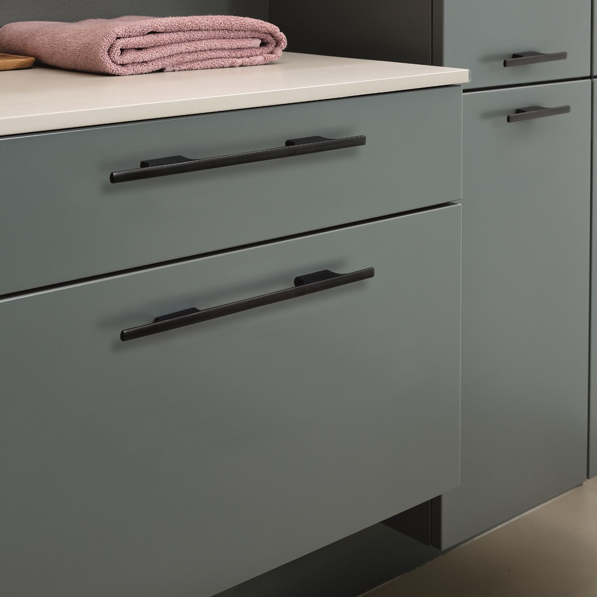 Tau | Greb i Børstet Mat Sort Furnipart FINICC