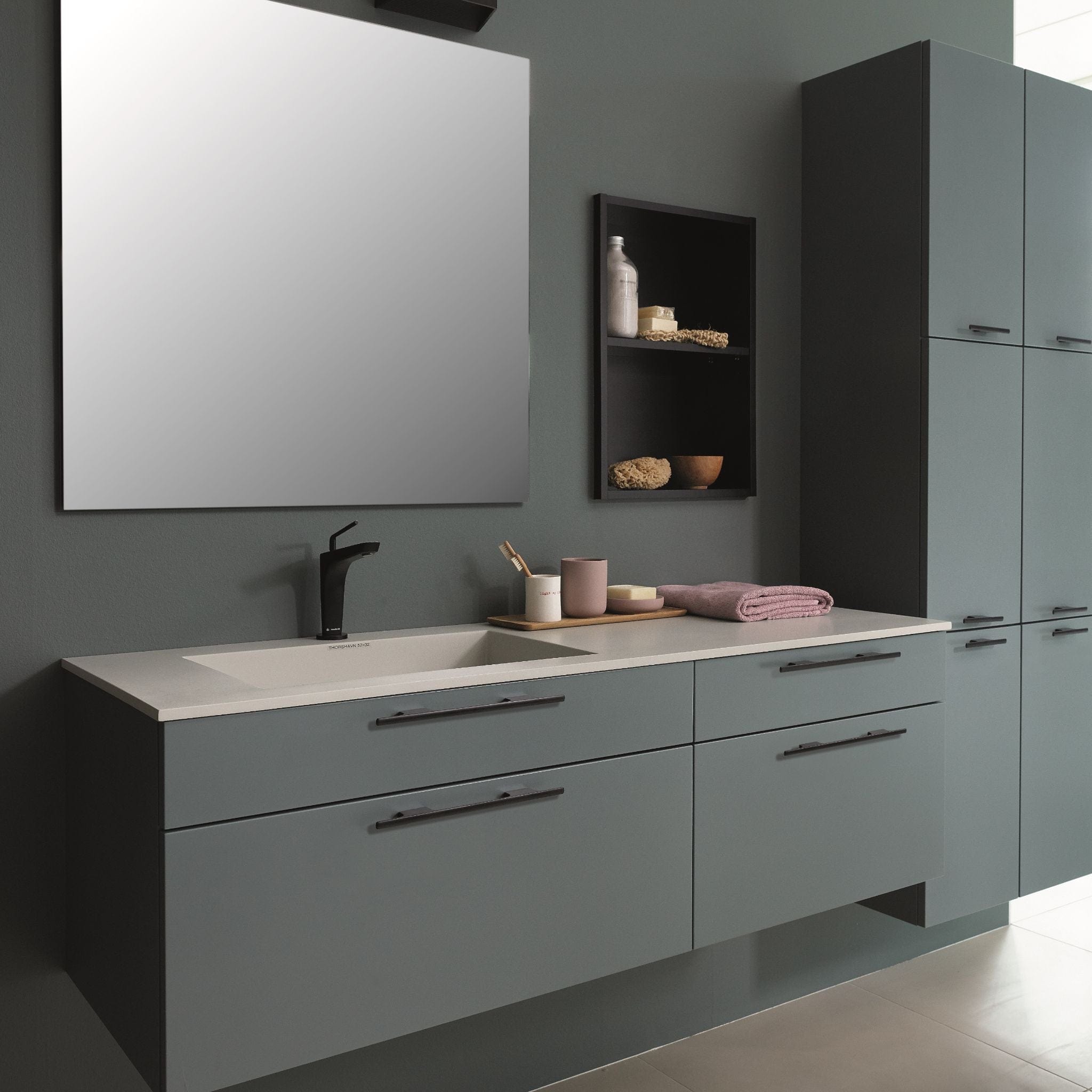 Tau | Greb i Børstet Mat Sort Furnipart FINICC