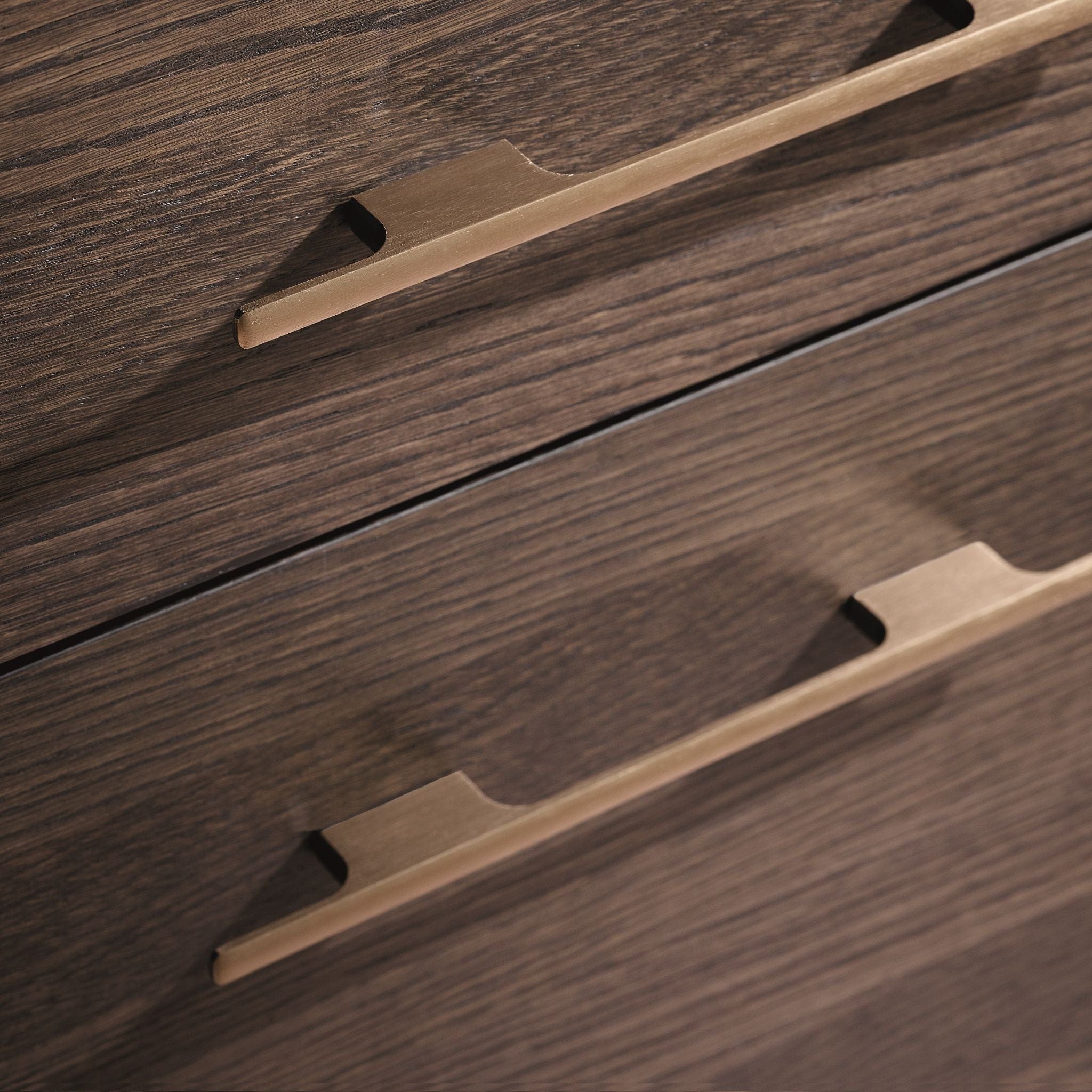 Tau | Greb i Børstet Messing Furnipart FINICC