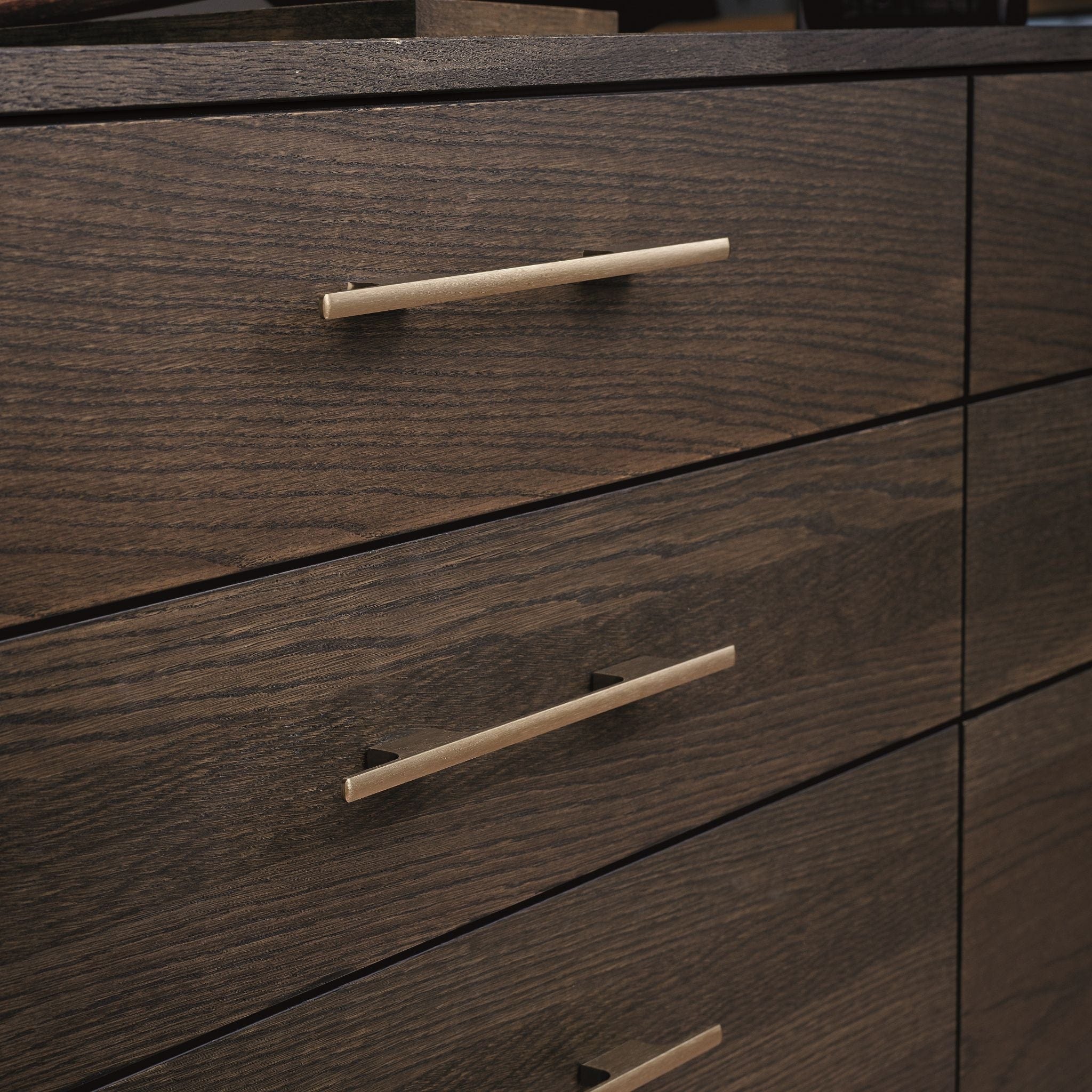 Tau | Greb i Børstet Messing Furnipart FINICC