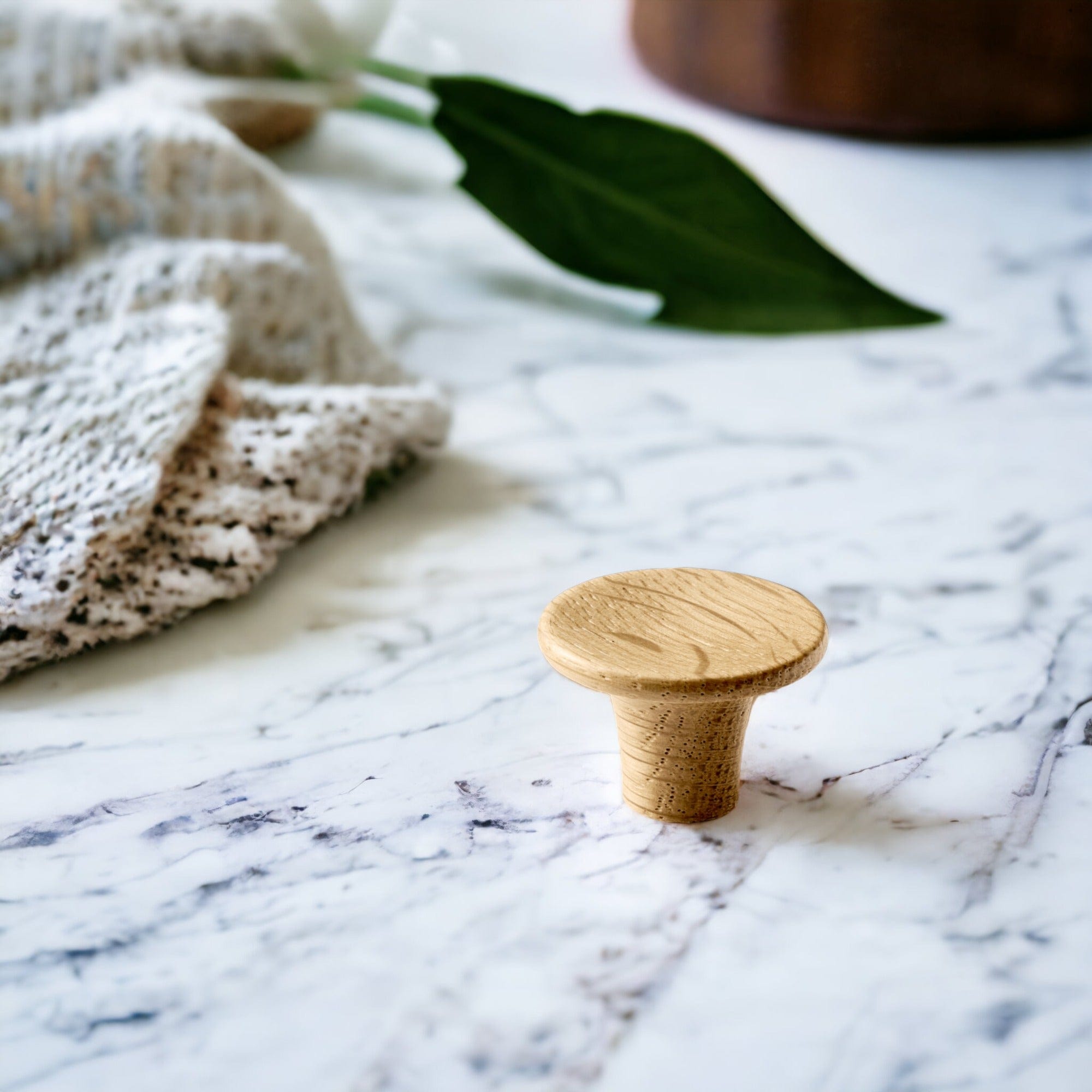 Tuba | Møbelknop eller Knage i Lakeret Eg Ø 28 mm x D 19 mm Vonsild VS-109120028-052 FINICC