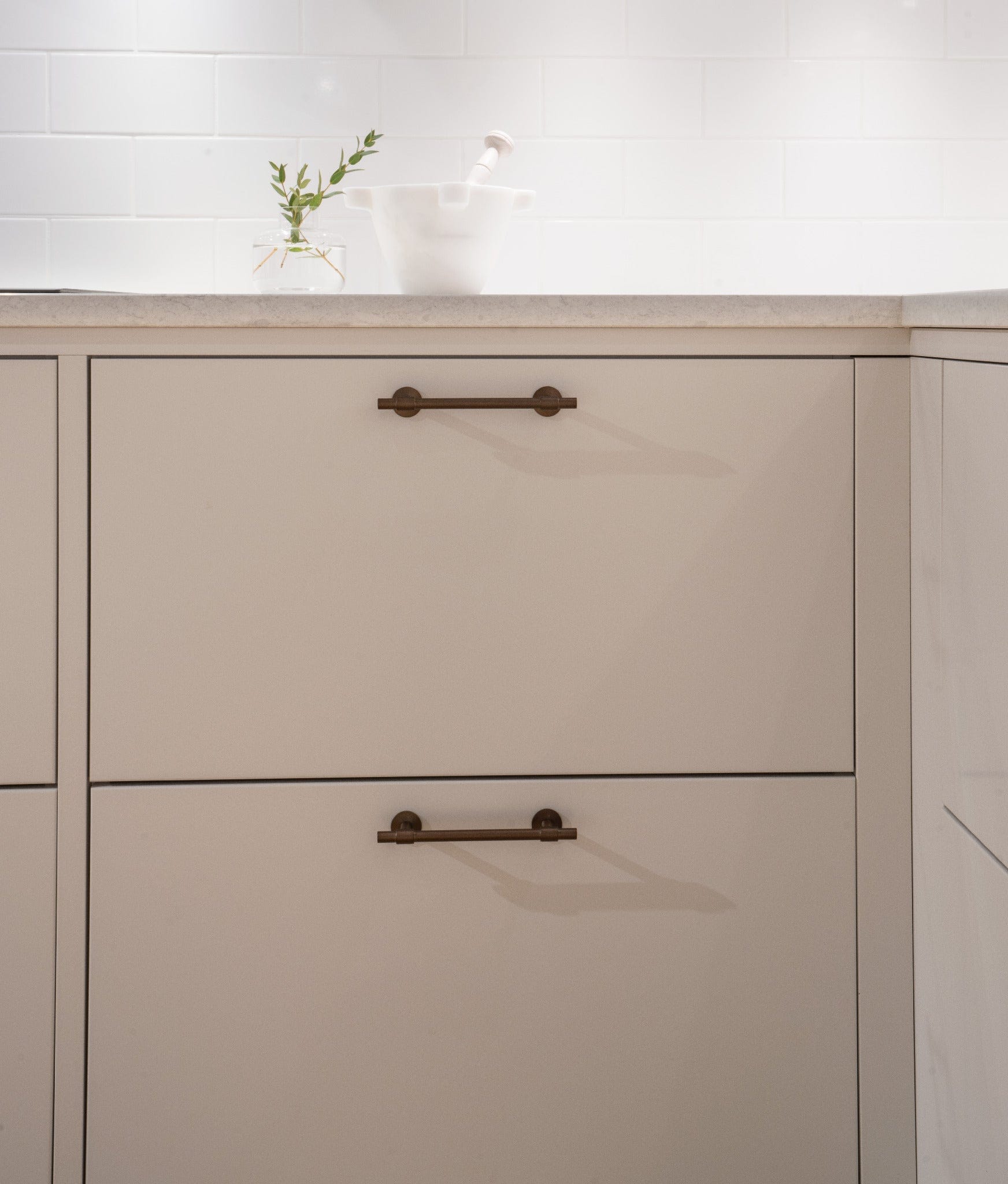 Uniform | Greb i Bruneret Messing med Lak L 178 mm (C/C 128 mm) Beslag Design 343305-11 FINICC