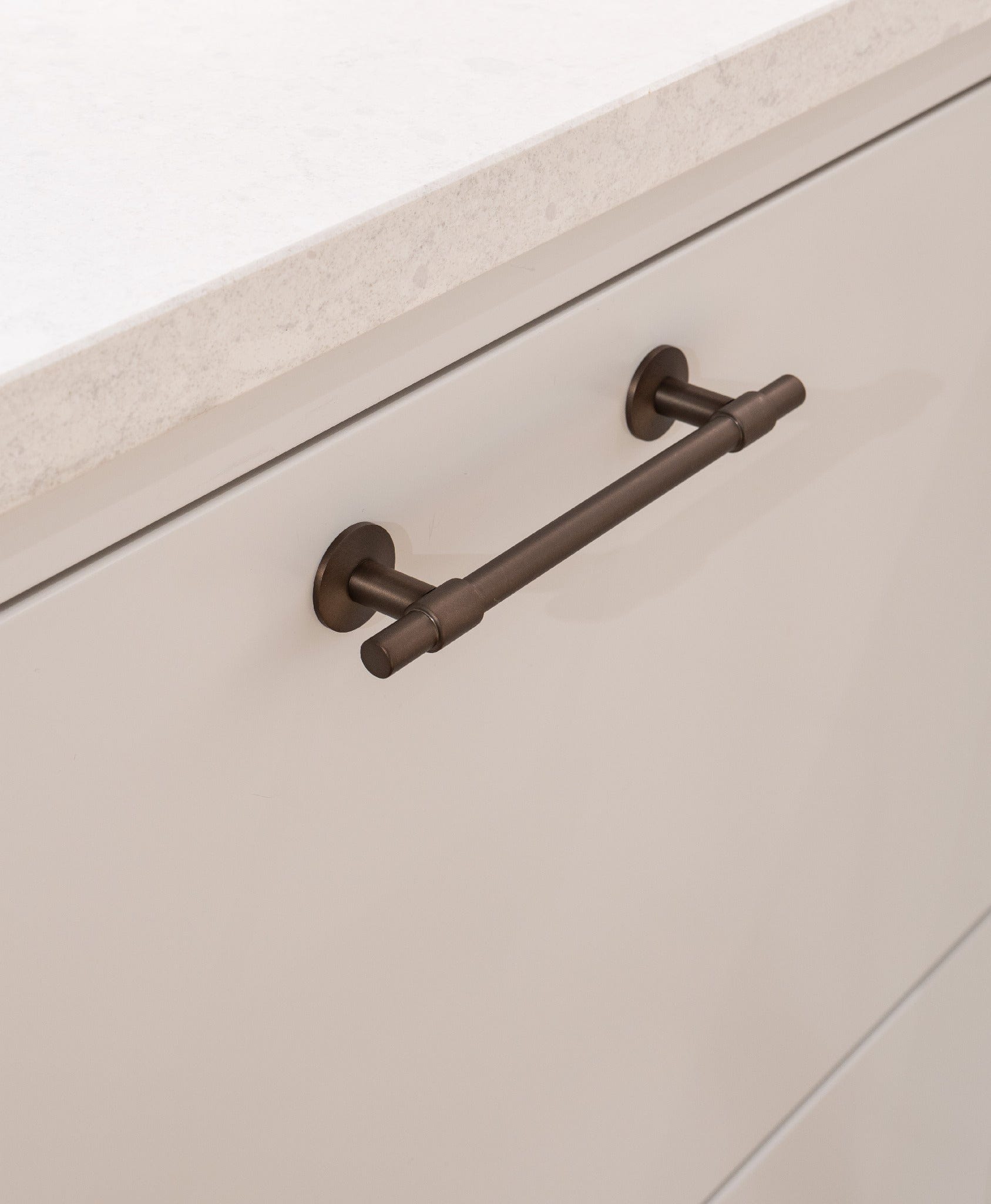 Uniform | Greb i Bruneret Messing med Lak L 178 mm (C/C 128 mm) Beslag Design 343305-11 FINICC