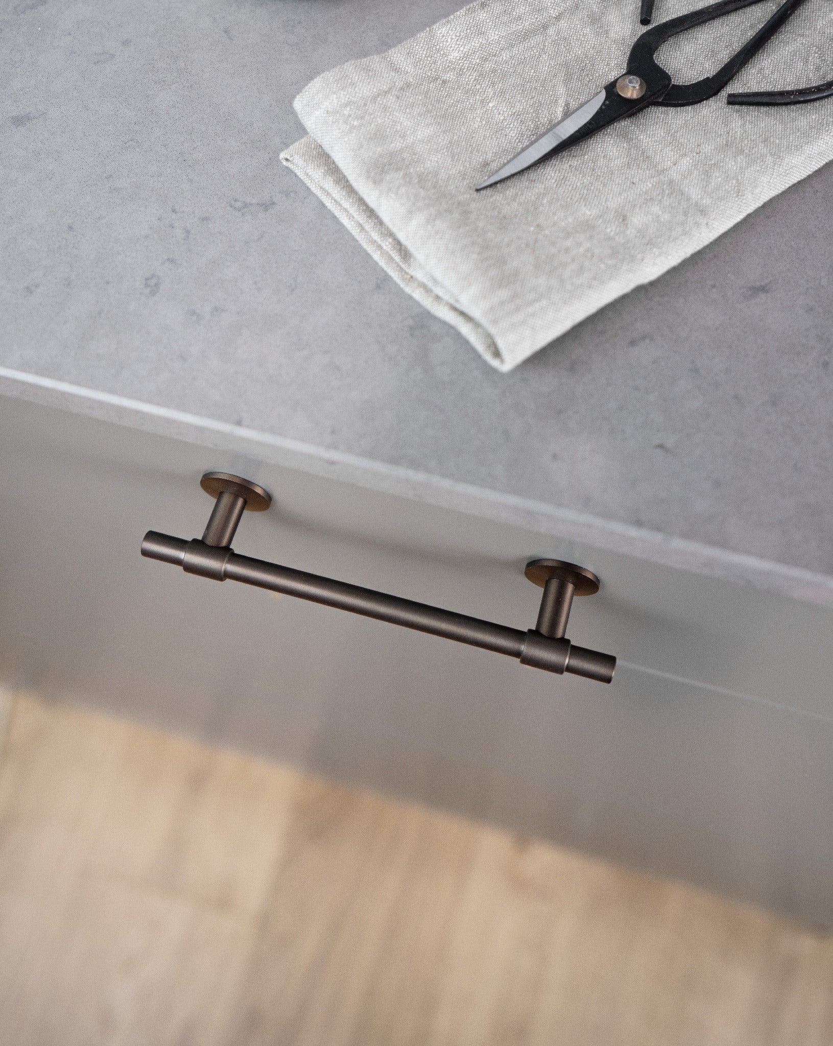 Uniform | Greb i Bruneret Messing med Lak L 178 mm (C/C 128 mm) Beslag Design 343305-11 FINICC