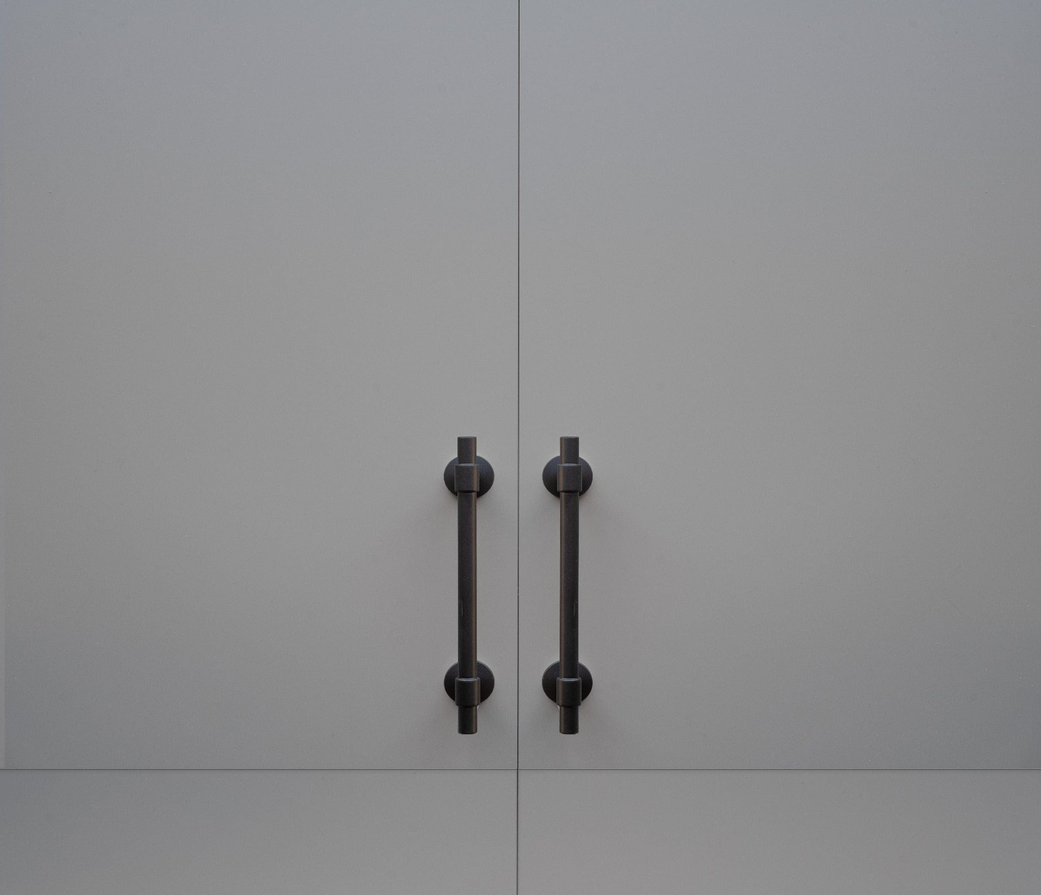 Uniform | Greb i Mat Sort L 178 mm (C/C 128 mm) Beslag Design 343303-11 FINICC