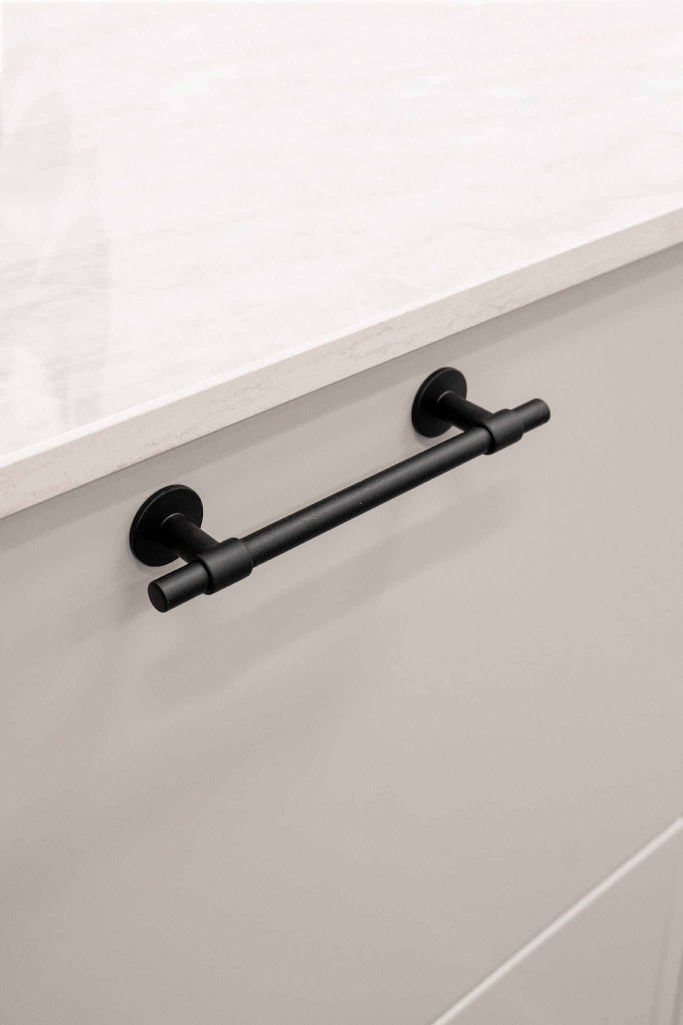 Uniform | Greb i Mat Sort L 178 mm (C/C 128 mm) Beslag Design 343303-11 FINICC