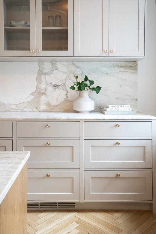 Uno | Knop i Børstet Messing uden Lak Ø 30 mm x D 25 mm Beslag Design 343312-11 FINICC