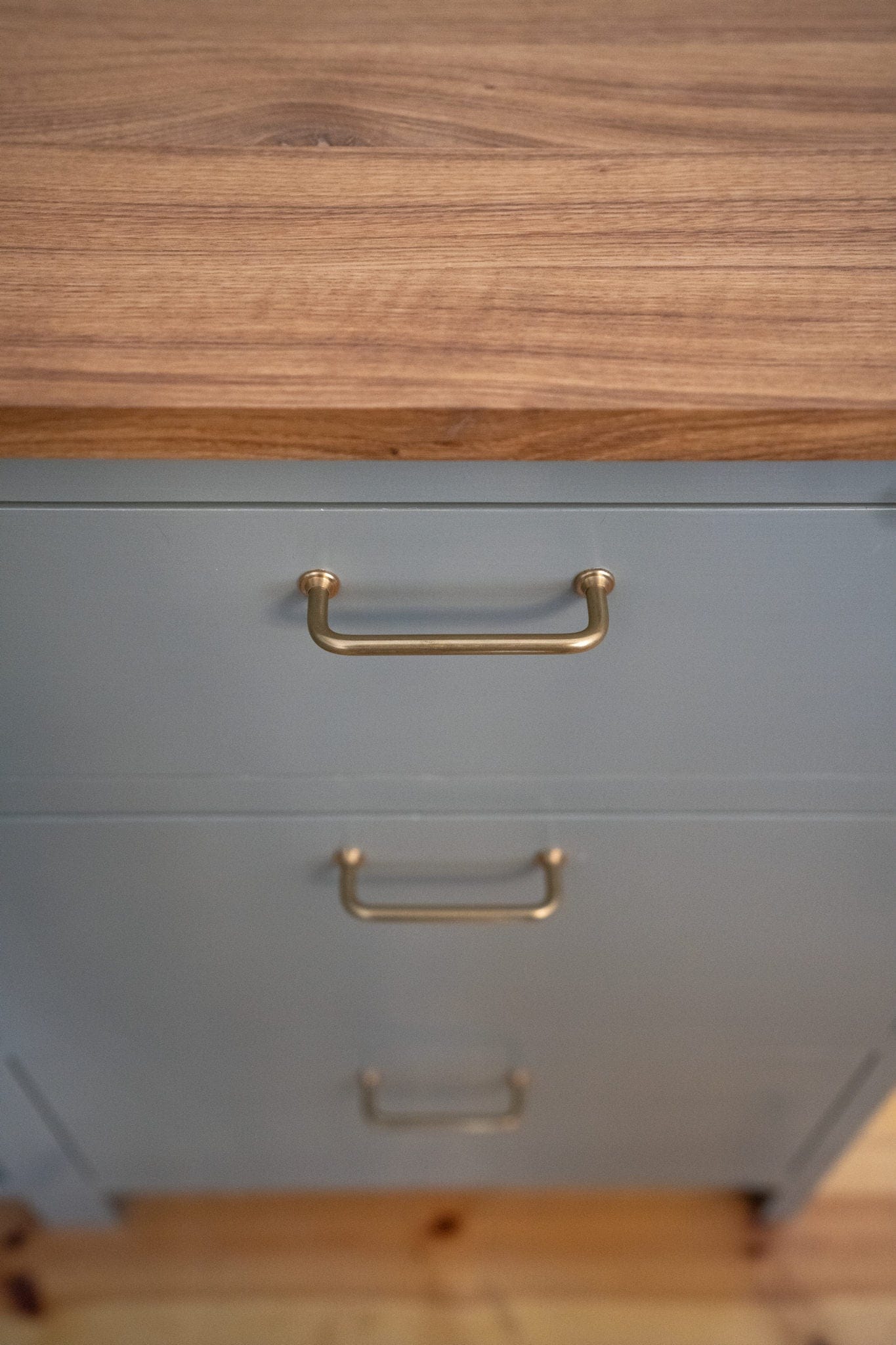 1353 | Greb i Blank Messing med Lak - 2025 model Beslag Design FINICC