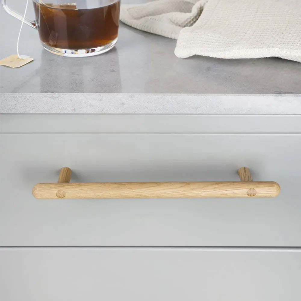 Lunden | Greb i Lakeret Eg L 210 mm (C/C 160 mm) Beslag Design BD-255700-11 FINICC