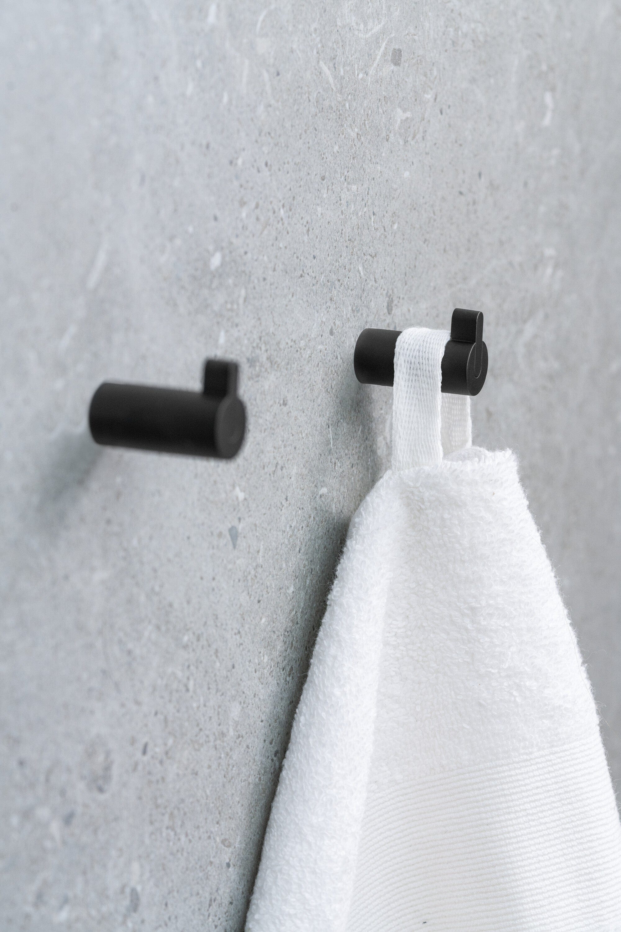 Flow | Knage i Mat Sort Ø 16 mm x D 35 mm Alexander & Wilks 620038-41 FINICC