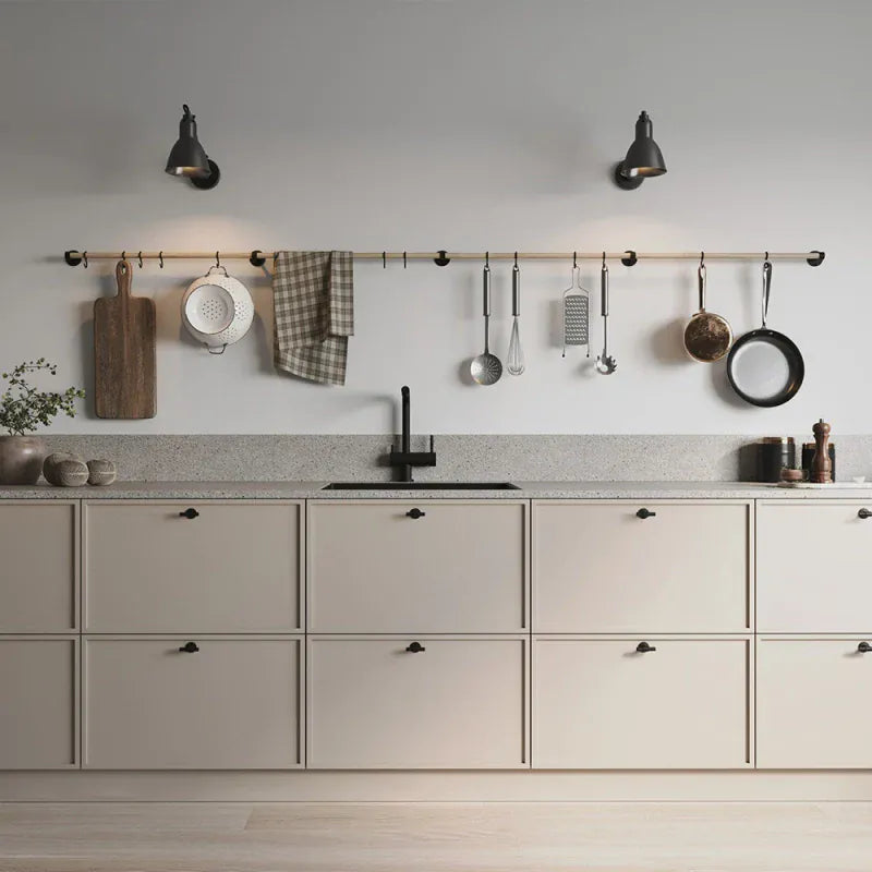 Aveny | Køkkenstang i Eg / Mat Sort - inkl. 6 kroge - 640 mm L 640 mm x D 70 mm Beslag Design 947961-41 FINICC