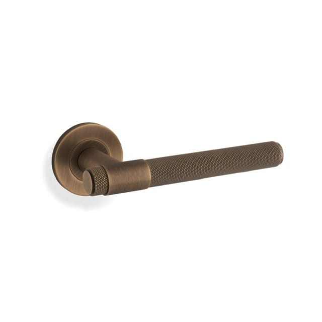 Kingston Cross | Dørhåndtag i Antik Messing Alexander & Wilks AW240AB-SET FINICC