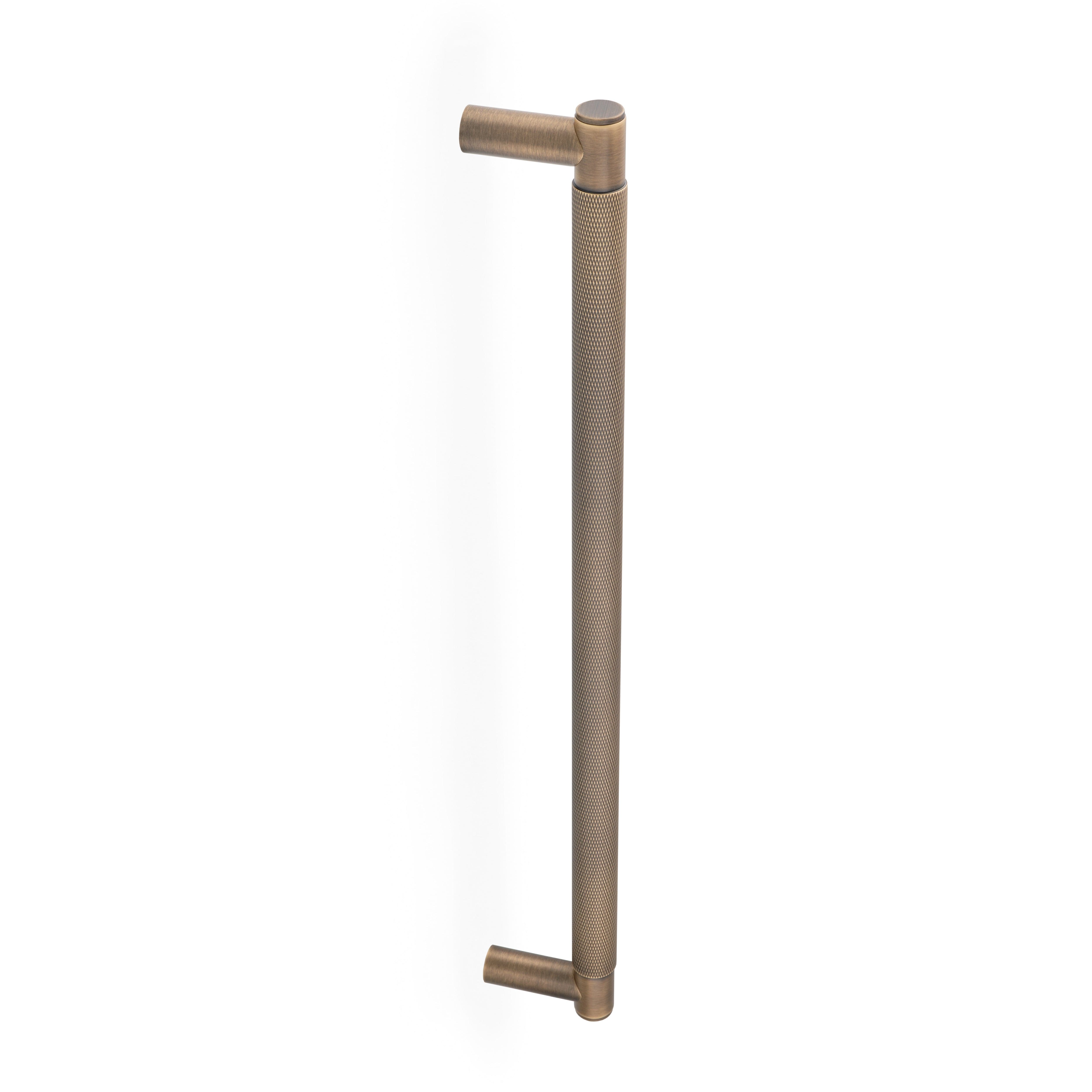 Spitfire Cross | Pull Bar i Antik Messing L 480 mm (C/C 450 mm) Alexander & Wilks AW500-450-AB FINICC