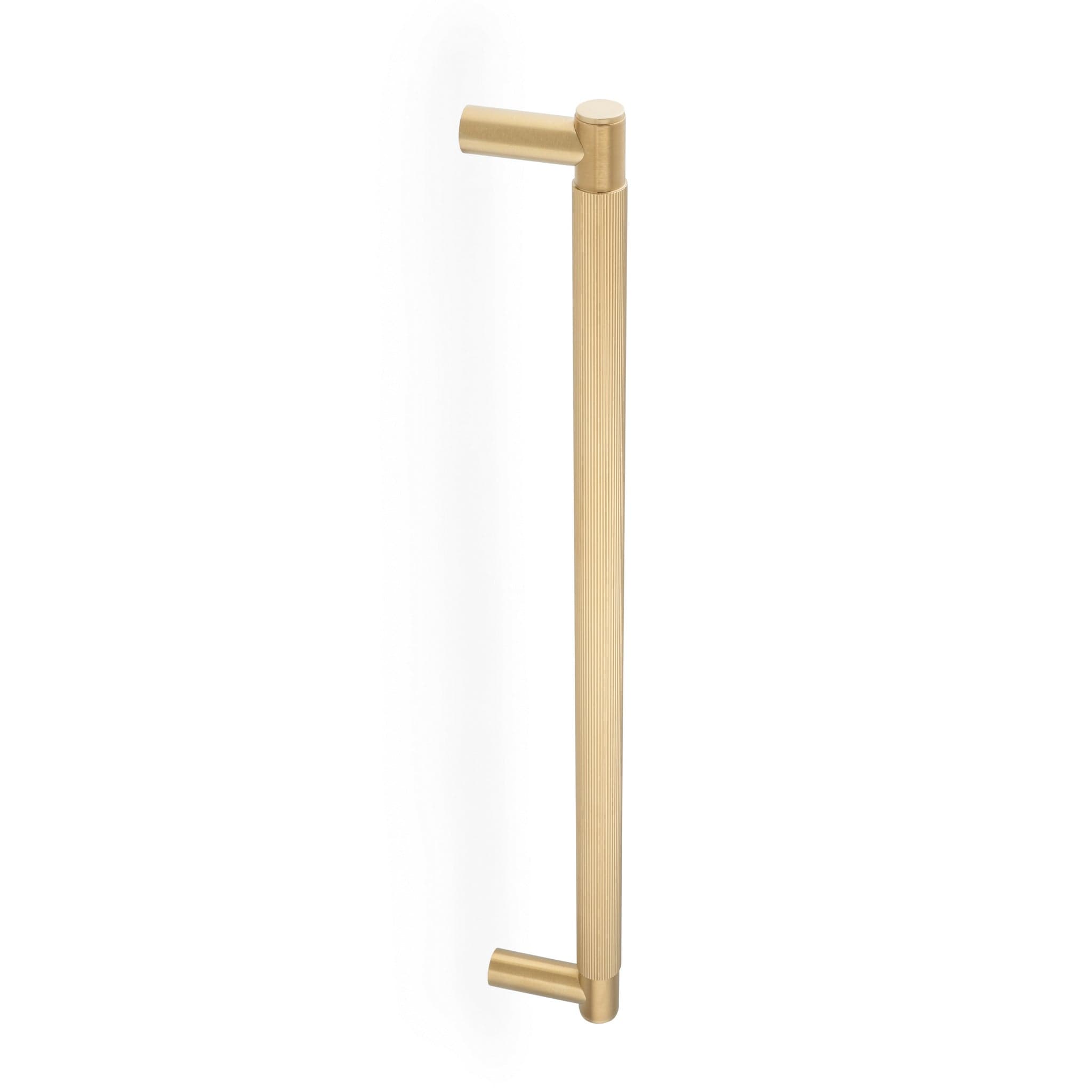 Spitfire Reeded | Pull Bar i Børstet Messing Med lak L 480 mm (C/C 450 mm) Alexander & Wilks AW502-450-SBPVD FINICC