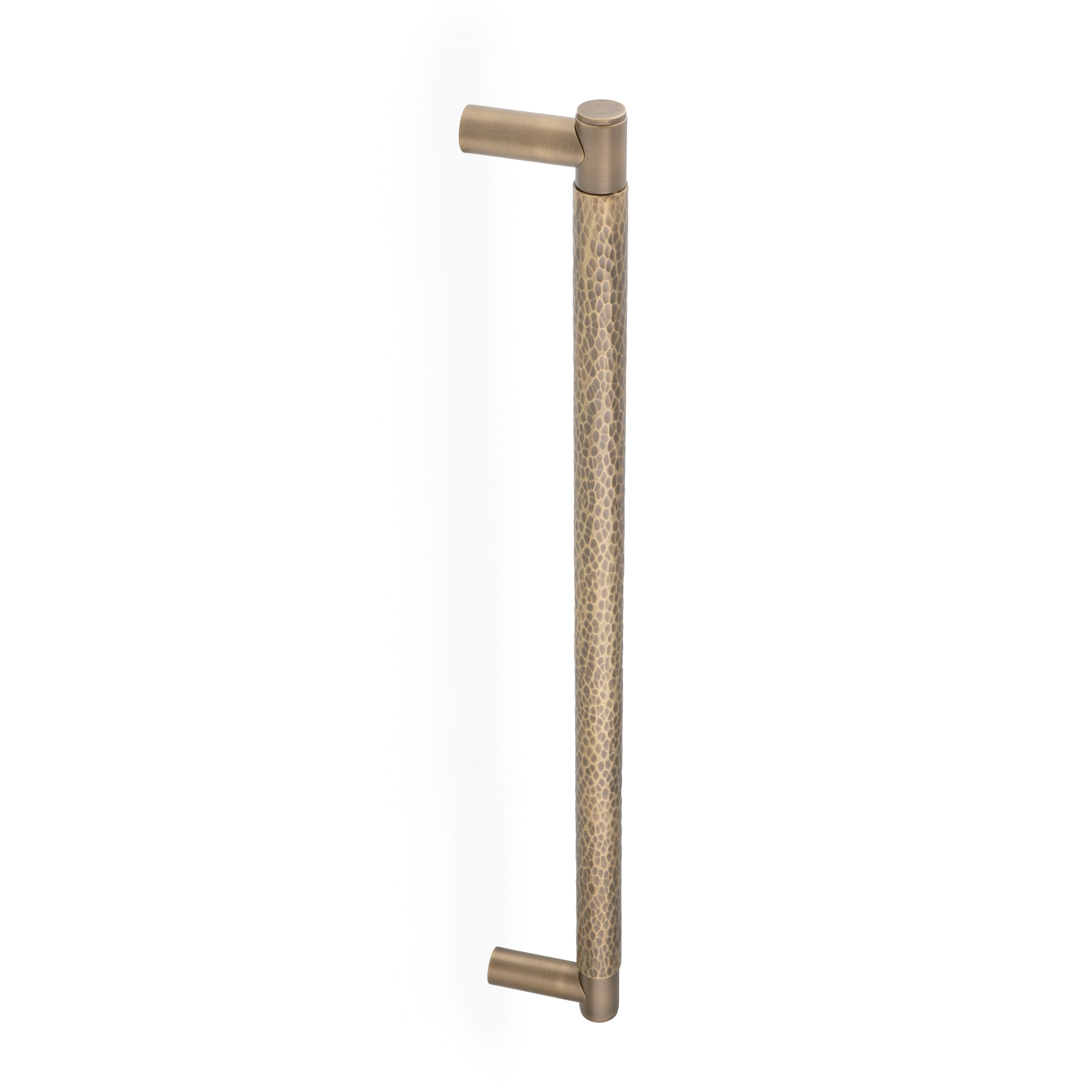 Spitfire Hammered | Pull Bar i Antik Messing L 480 mm (C/C 450 mm) Alexander & Wilks AW503-450-IB FINICC