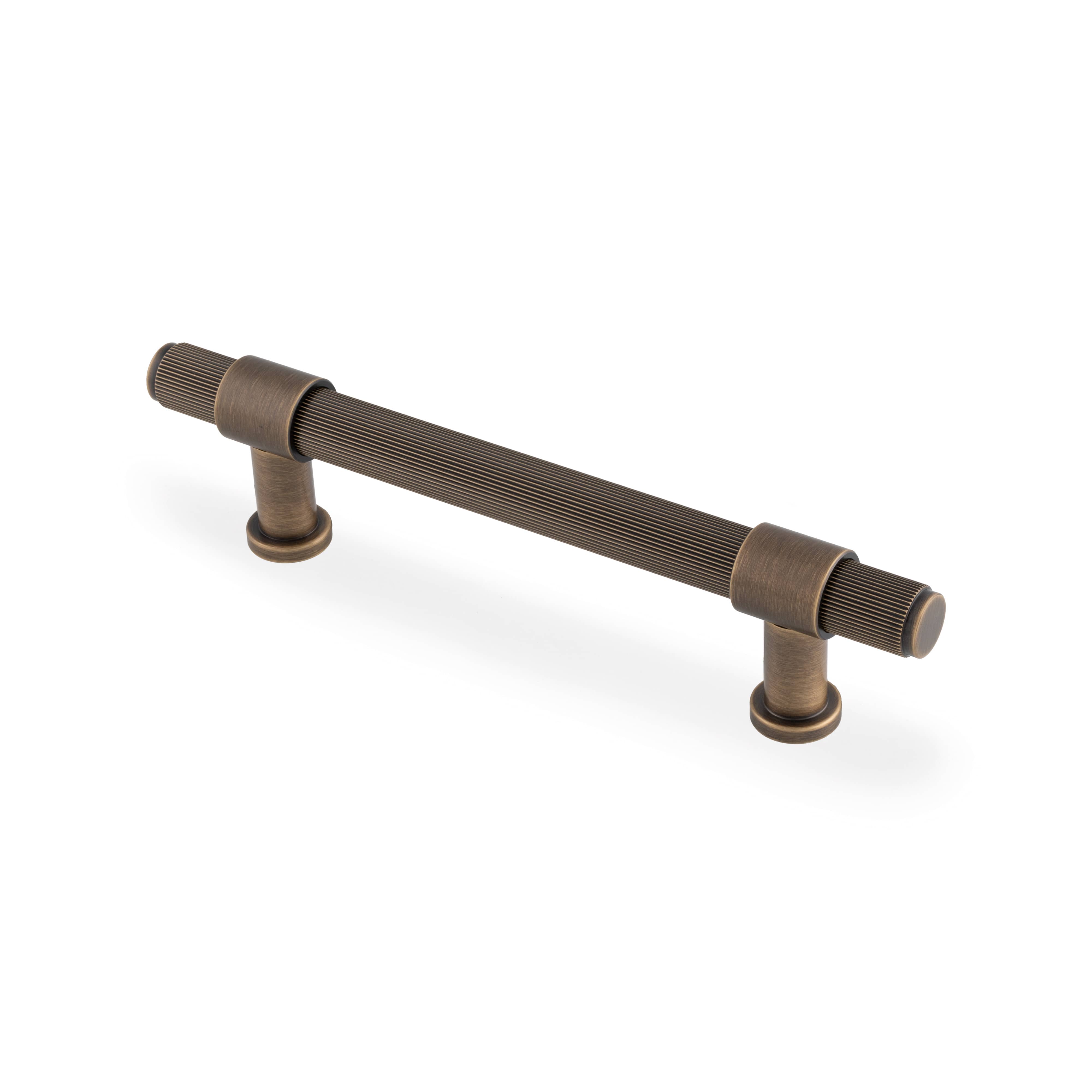 Kingston Reeded | Greb i Antik Messing L 188 mm (C/C 128 mm) Alexander and Wilks AW839R-128-AB FINICC