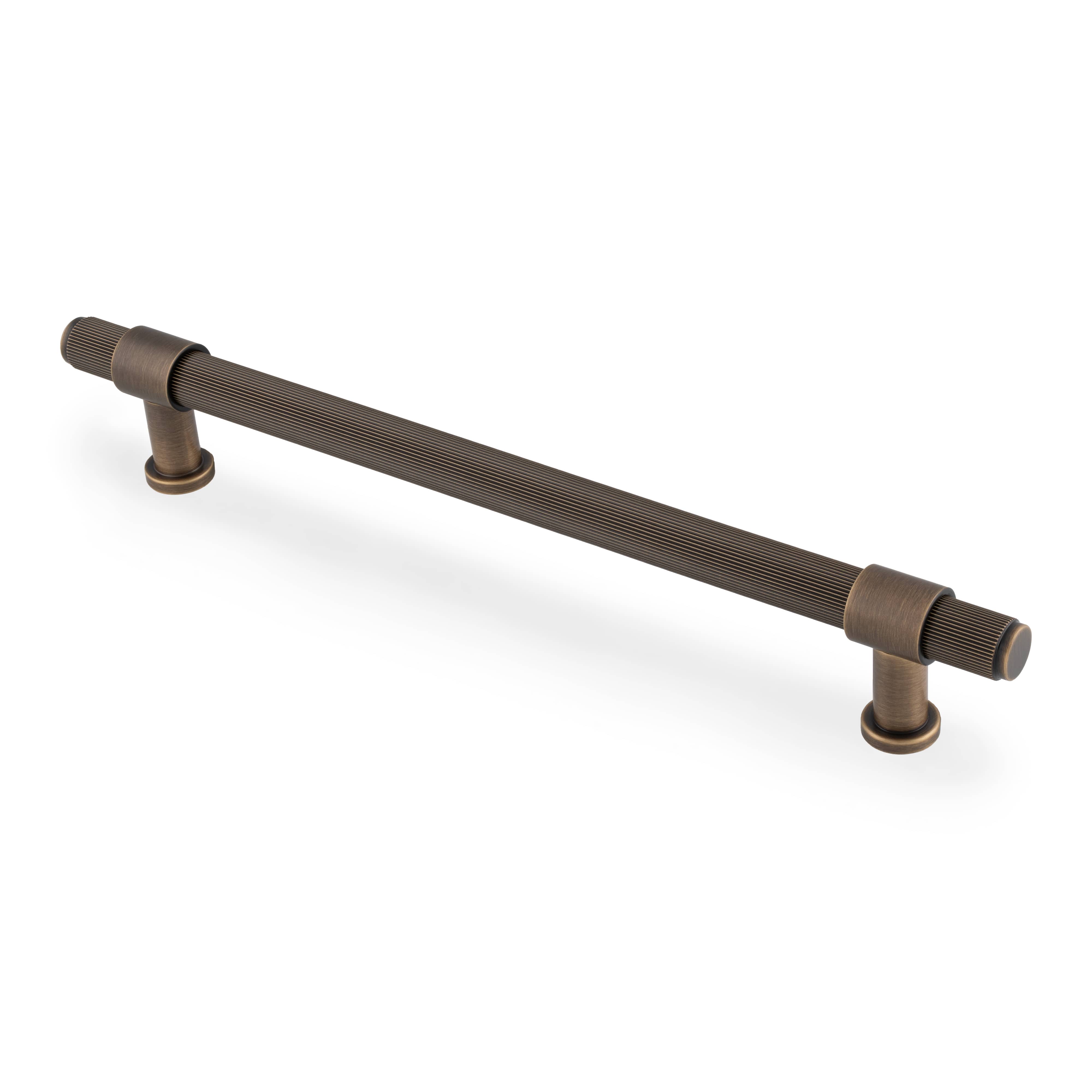 Kingston Reeded | Greb i Antik Messing L 284 mm (C/C 224 mm) Alexander and Wilks AW839R-224-AB FINICC