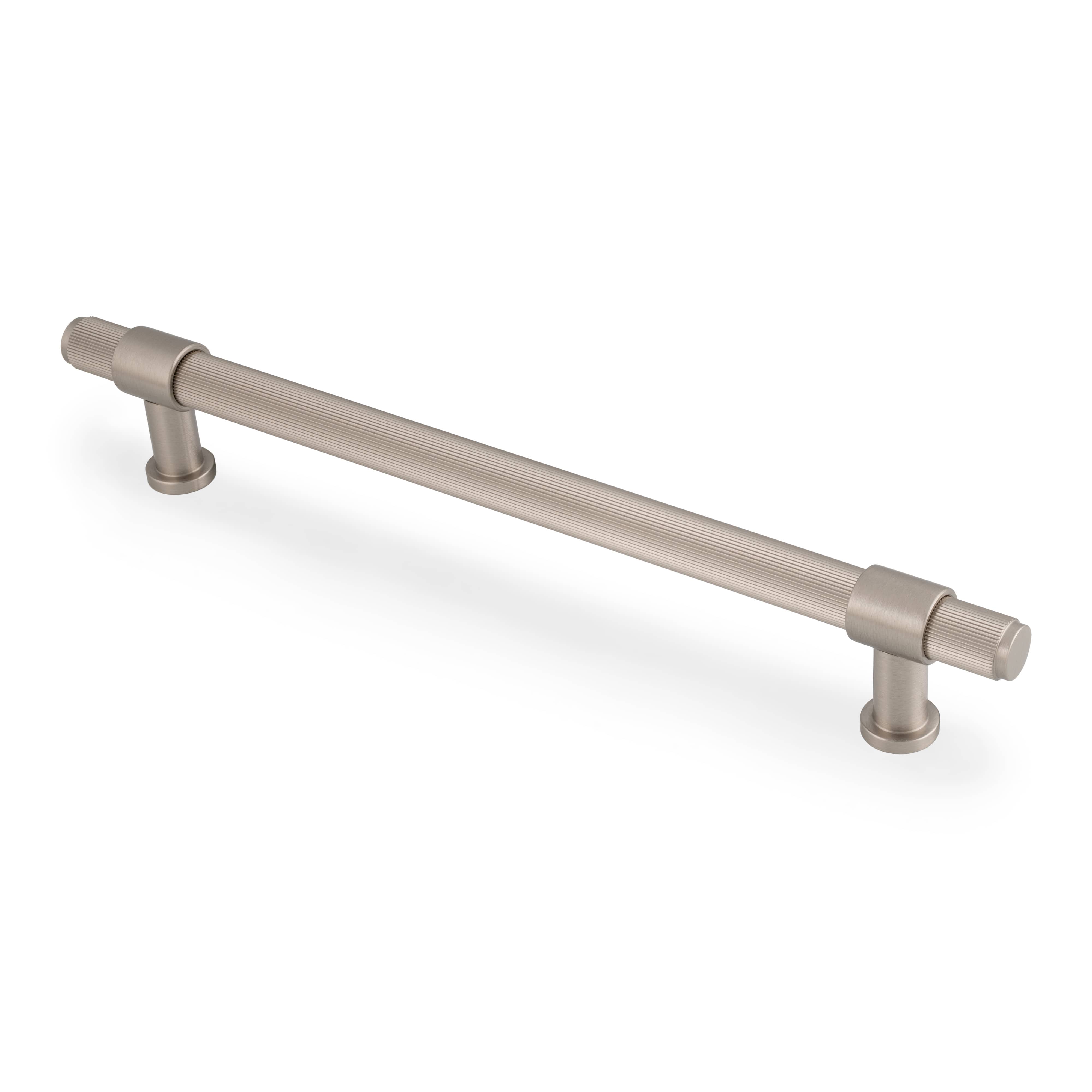Kingston Reeded | Greb i Rustfri Stål finish L 284 mm (C/C 224 mm) Alexander and Wilks AW839R-224-SNPVD FINICC