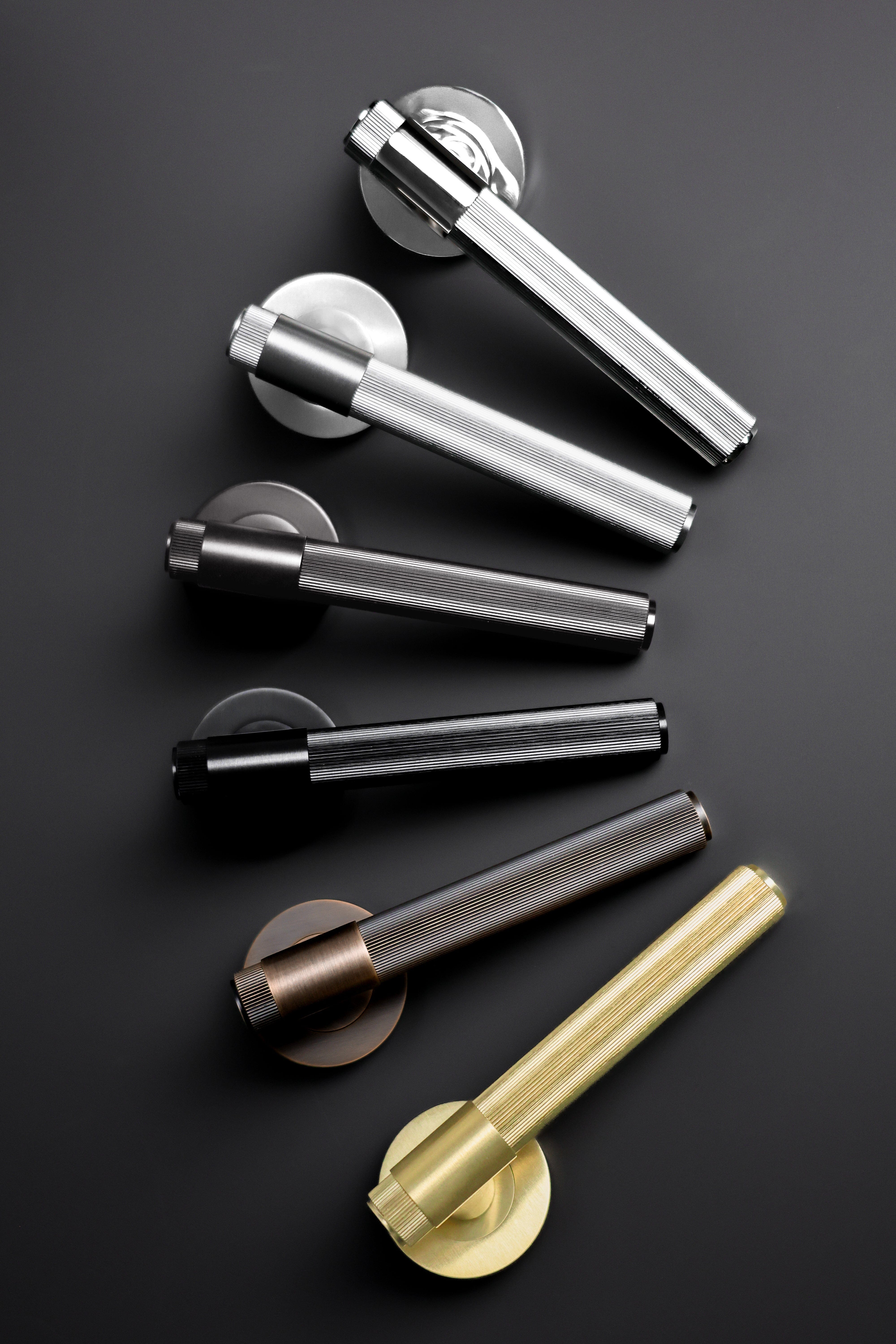 Kingston Reeded | Dørhåndtag i Sort Alexander & Wilks AW242BL-SET FINICC
