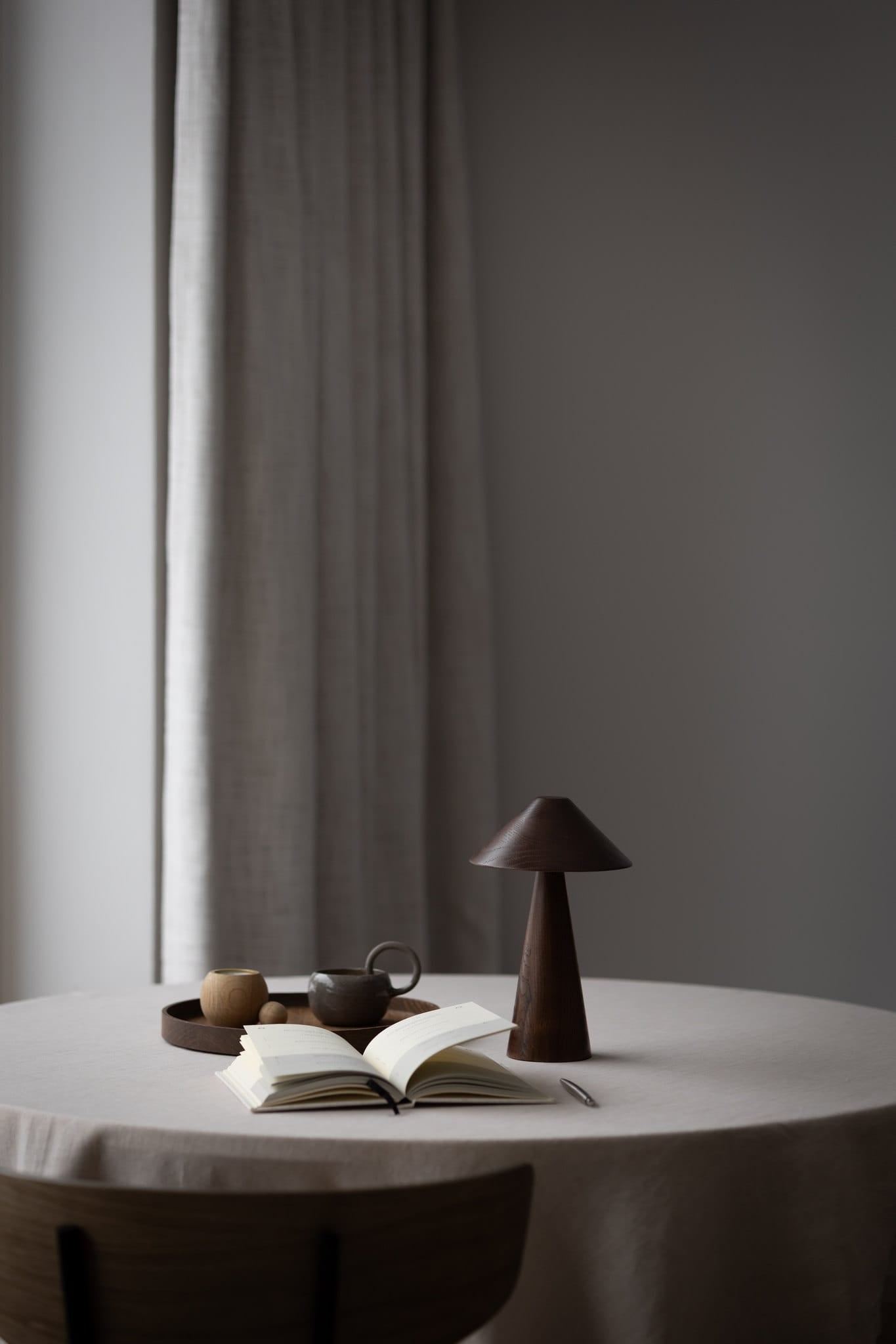 Lucas Portable | Bordlampe i Mørkbejdset Eg Applicata APP-0111 FINICC
