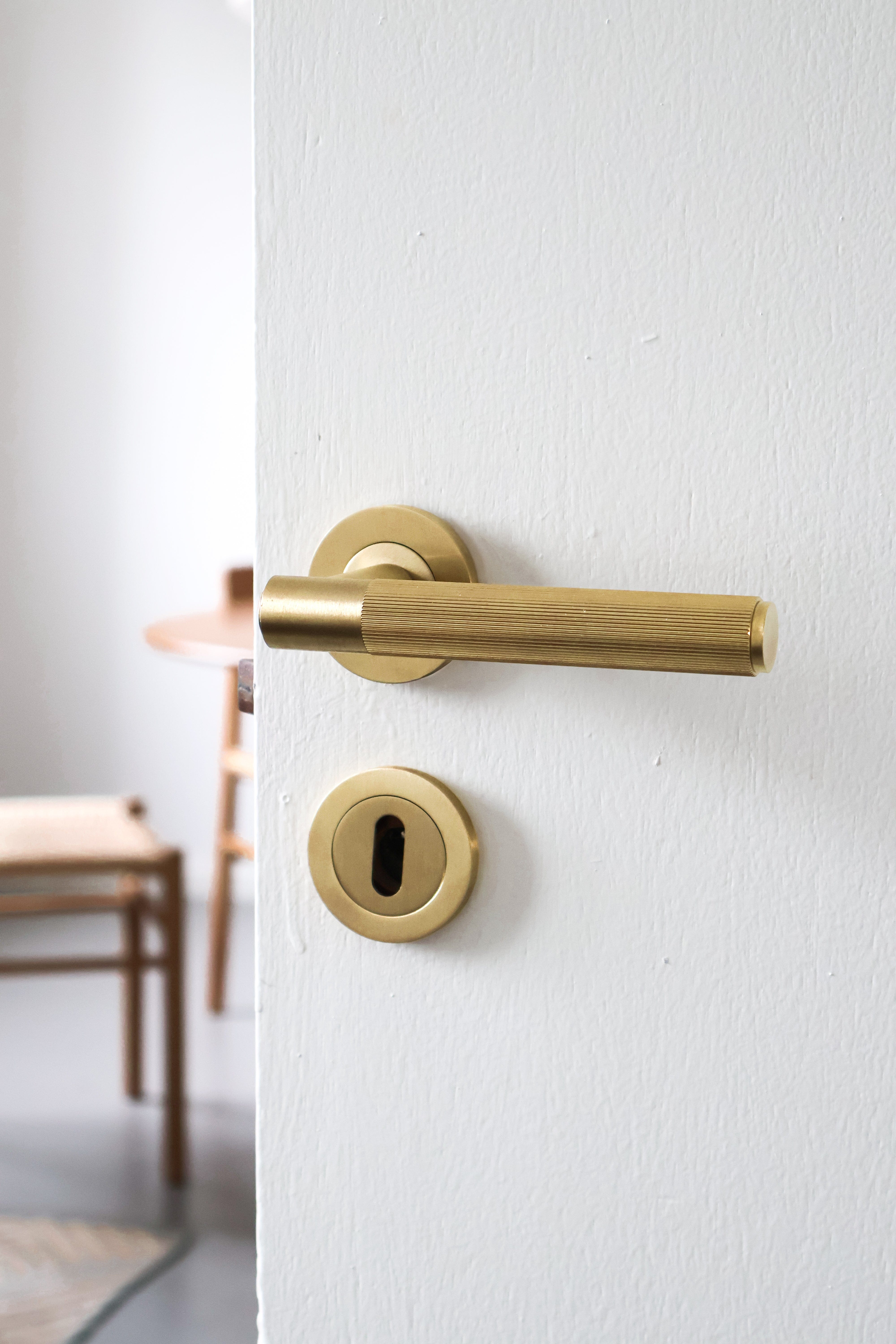 Spitfire Reeded | Dørhåndtag i Børstet Messing med Lak Alexander & Wilks AW222SBPVD-SET FINICC