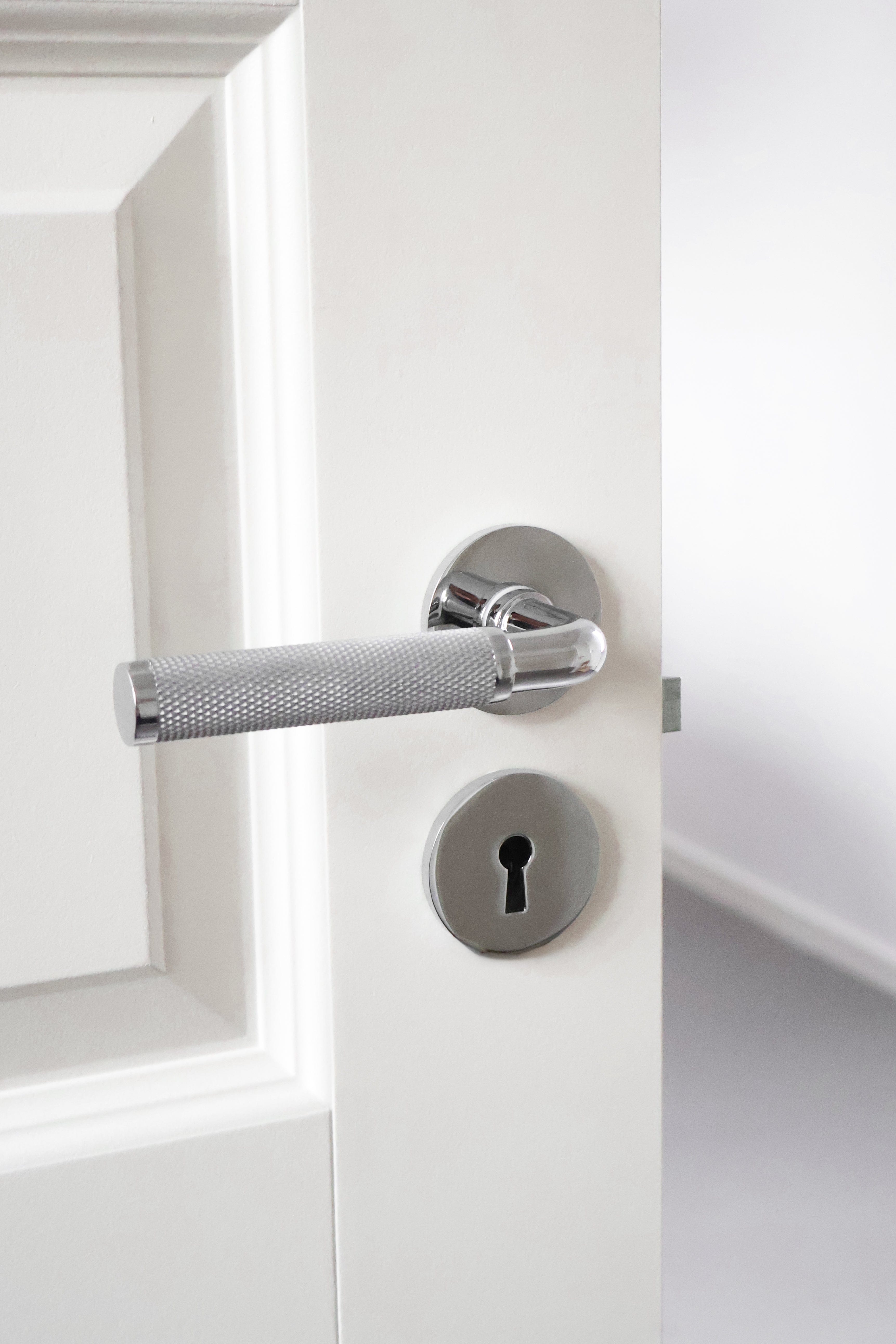 Lexington | Dørhåndtag i Blank Krom inkl nøgleskilte L 124 mm (C/C 30 mm) Habo HB-18013 FINICC