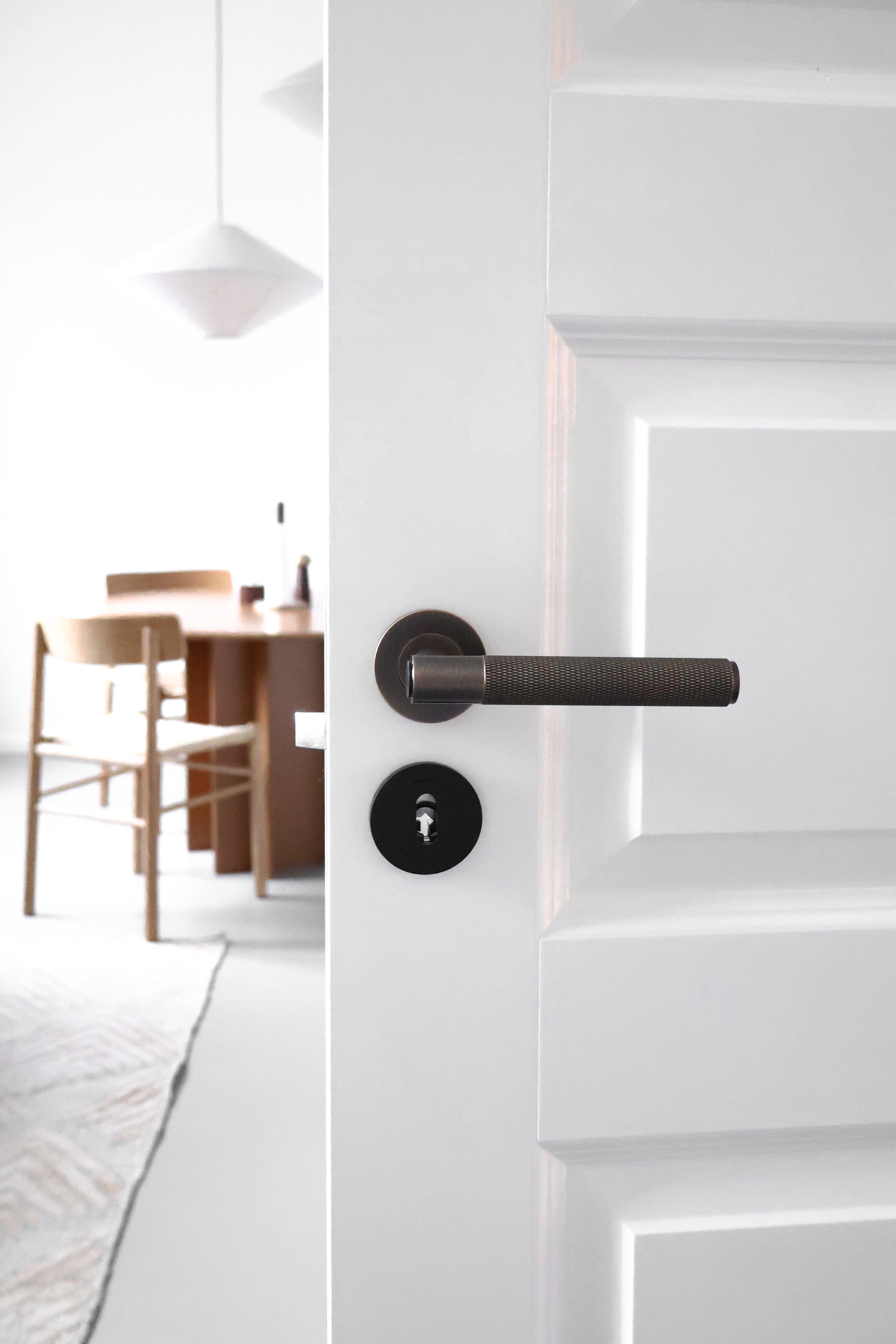 Spitfire Cross | Dørhåndtag i Dark Bronze Alexander & Wilks AW220DBZPVD-SET FINICC