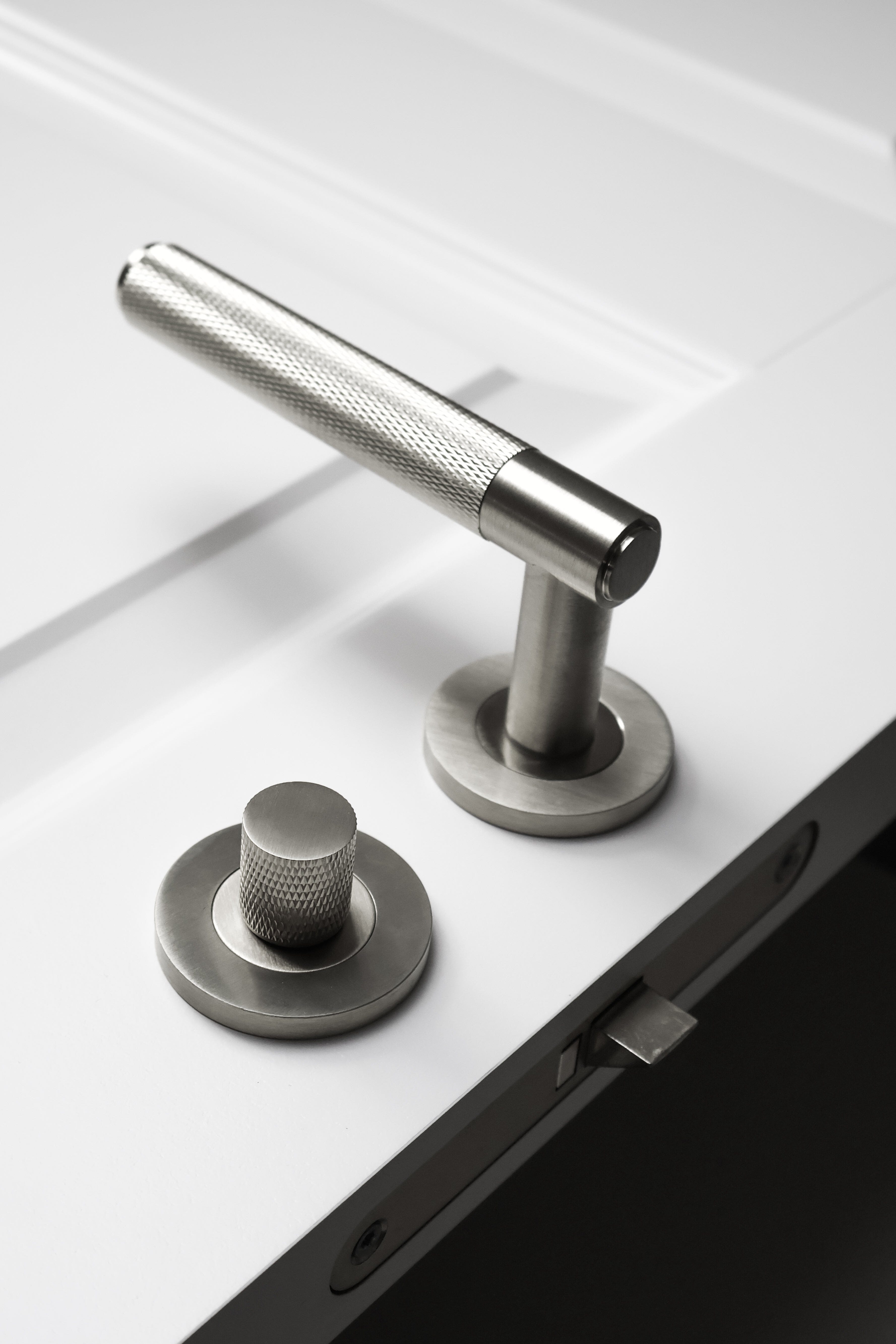 Spitfire Cross | Dørhåndtag i Rustfrit Stål Finish Alexander & Wilks AW220SN FINICC