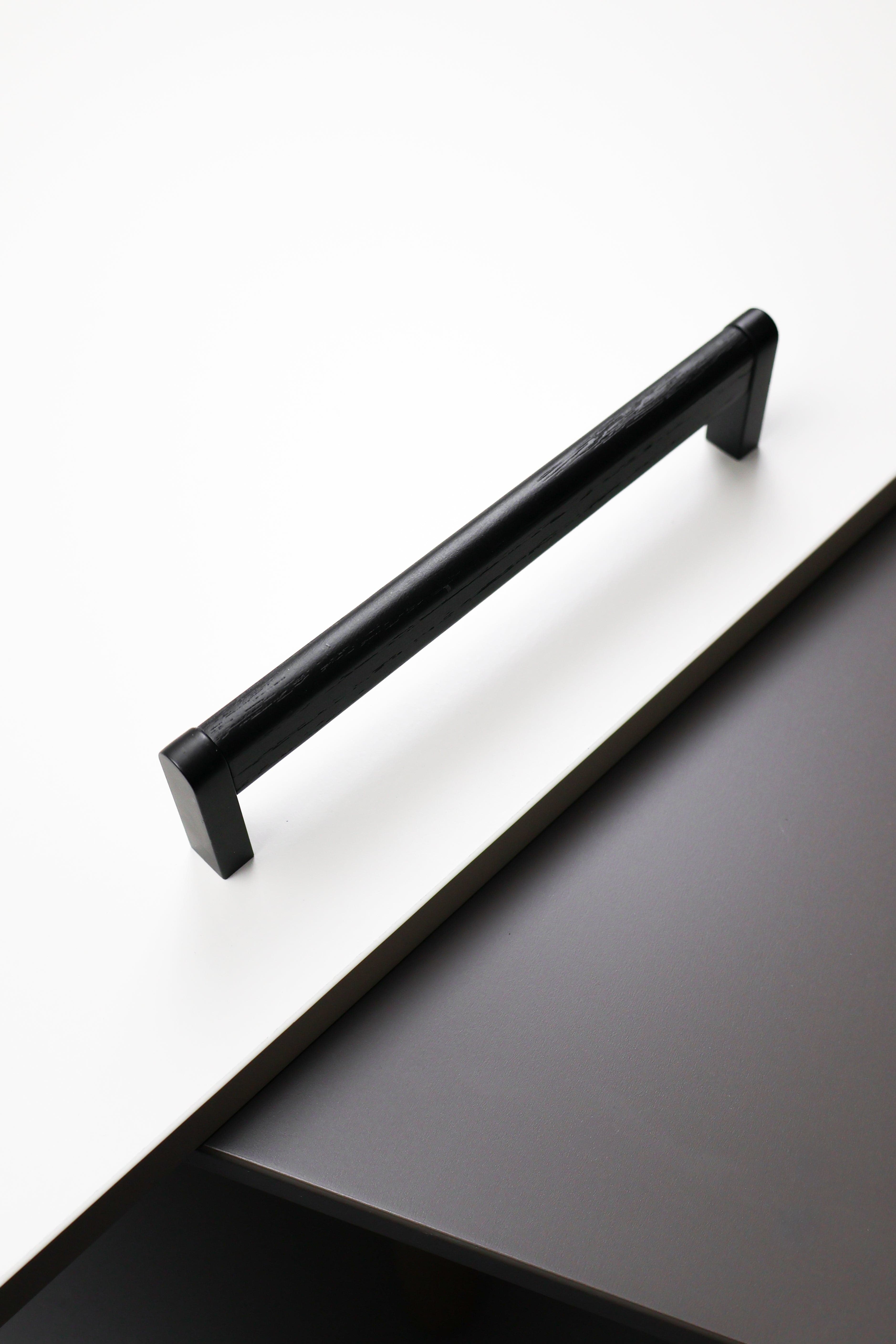 Crossing | Greb i Sortbejdset Ask/Mat Sort Furnipart FINICC