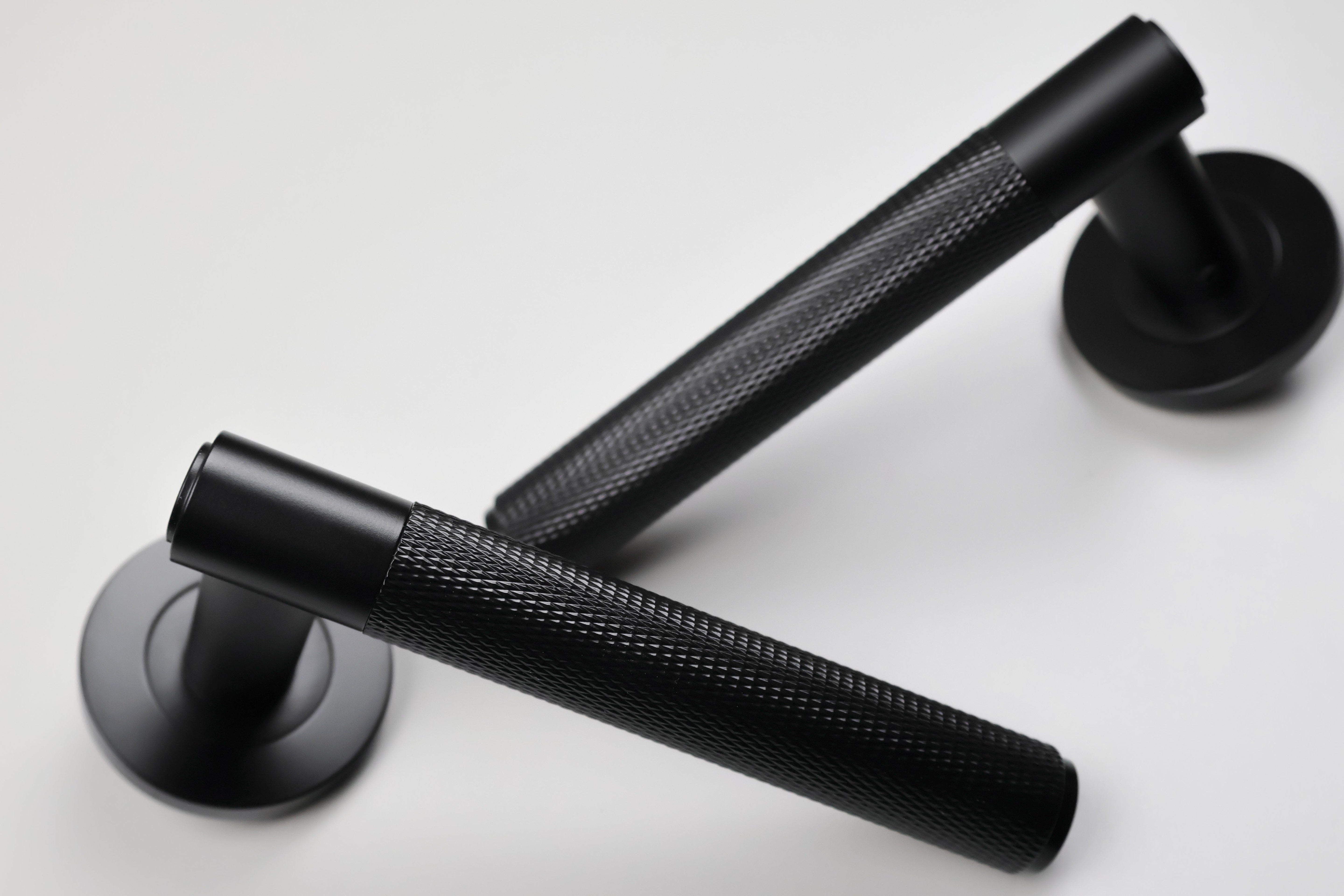 Spitfire Cross | Dørhåndtag i Sort Alexander & Wilks AW220BL-SET FINICC