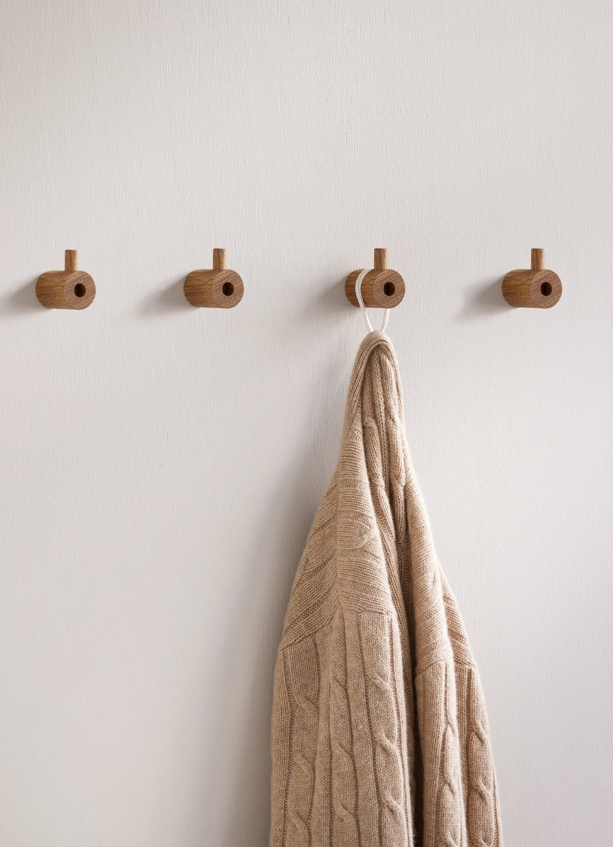 Wooden Wall Hook | Knage i Lakeret Eg Ø 2,8 cm x D 3,8 cm Moebe MB-WWHO FINICC
