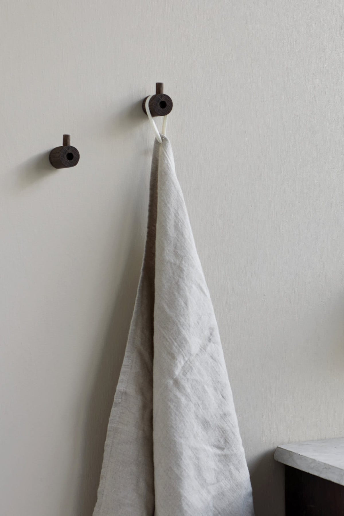 Wooden Wall Hook | Knage i Røget Eg Ø 2,8 cm x D 3,8 cm Moebe MB-WWHSO FINICC