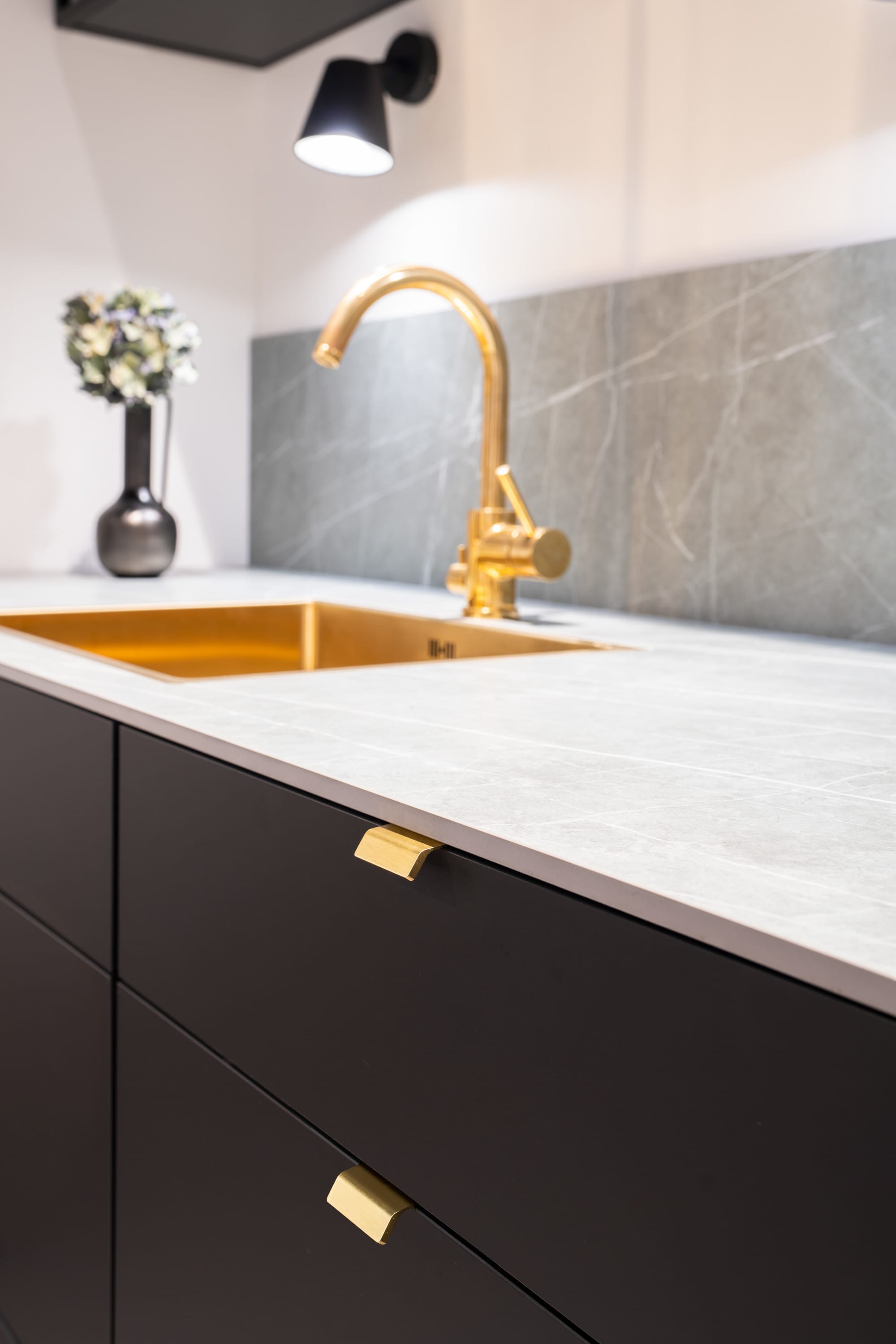 Side | Greb i Børstet Messing Finish Beslag Design FINICC