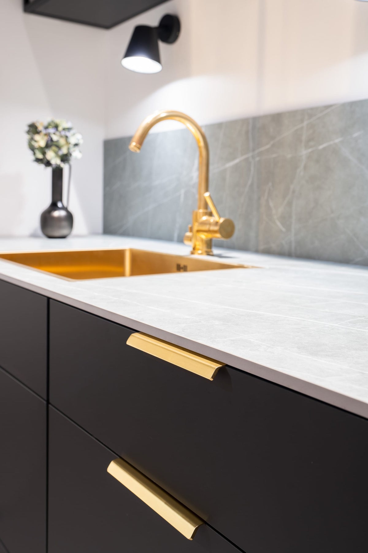 Side | Greb i Børstet Messing Finish Beslag Design FINICC