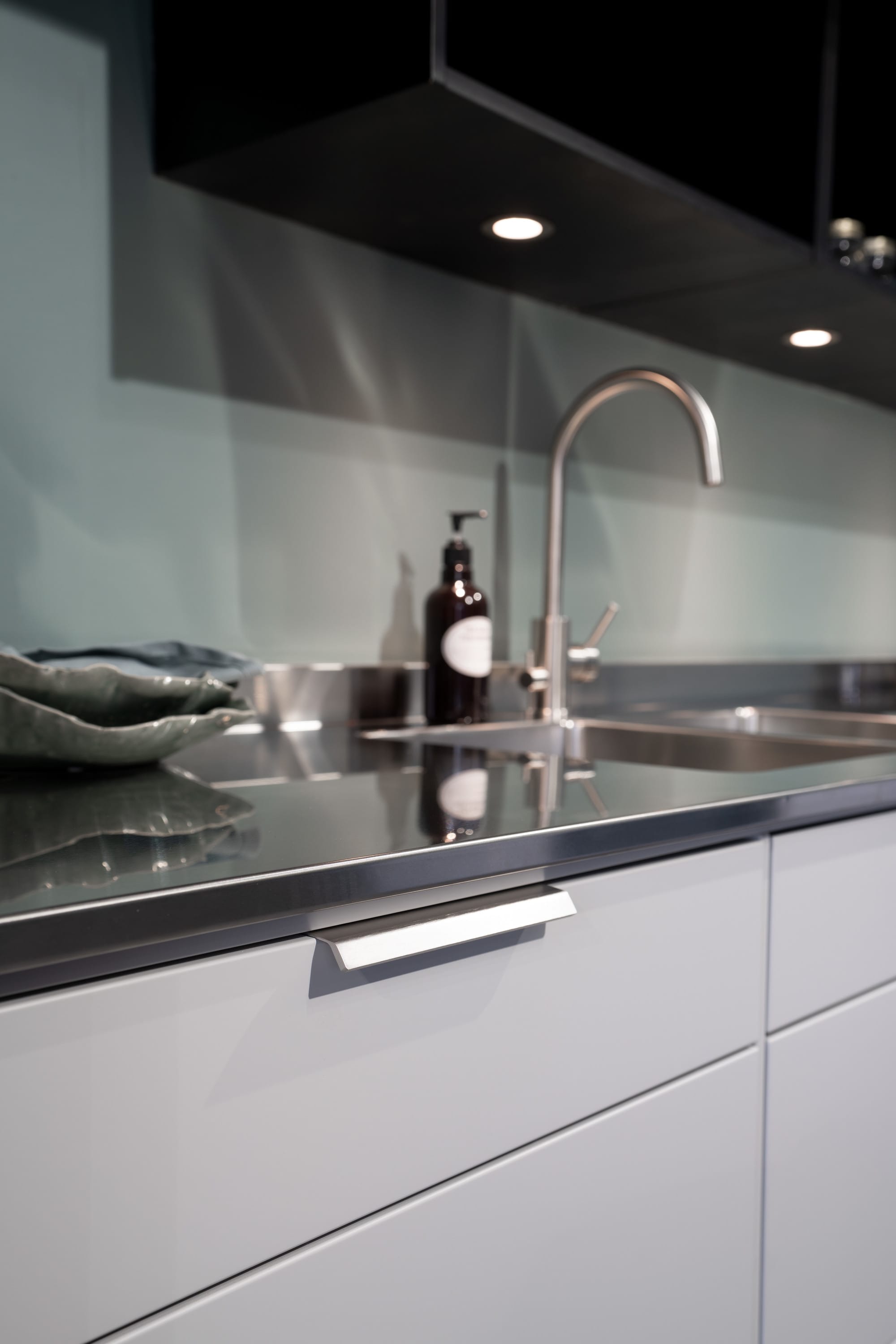 Side | Greb i Rustfri Stål finish Beslag Design FINICC