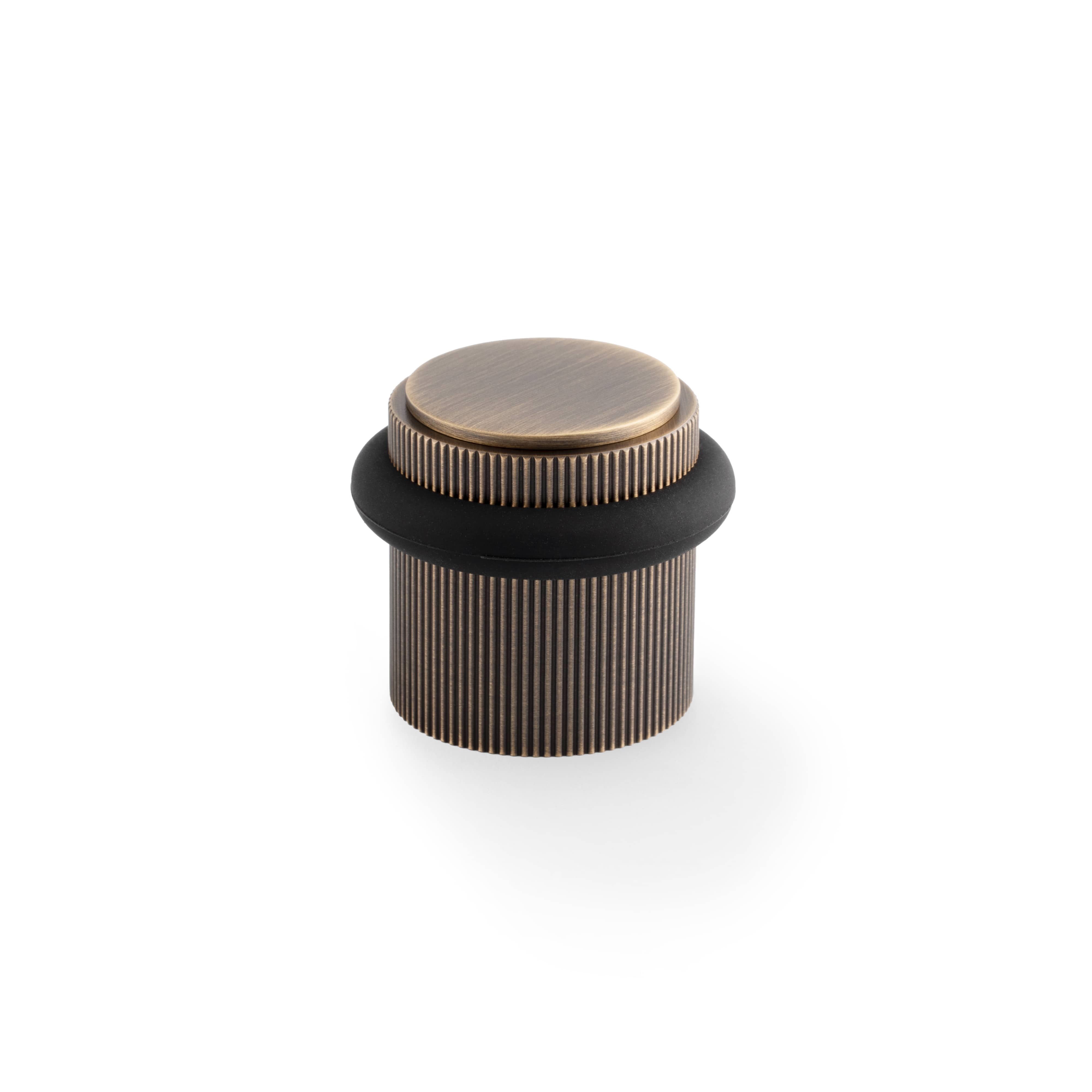 Brunel Floor Reeded | Dørstopper i Antik Messing Ø 35 mm x H 38,5 mm Alexander & Wilks AW639RAB FINICC