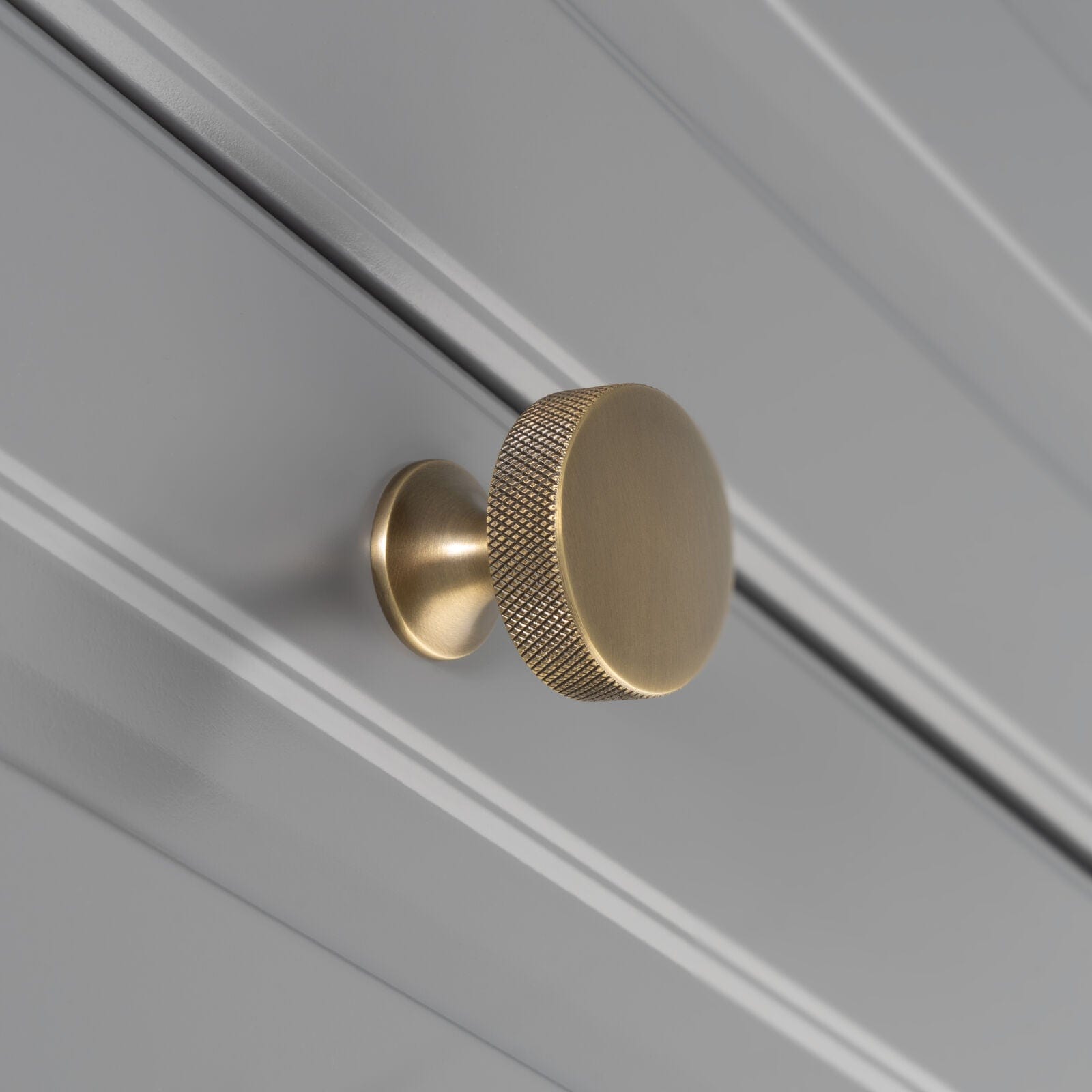 Berlin | Knop i Antik Messing Ø 38 mm x D 34 mm Alexander & Wilks AW841-38-AB FINICC