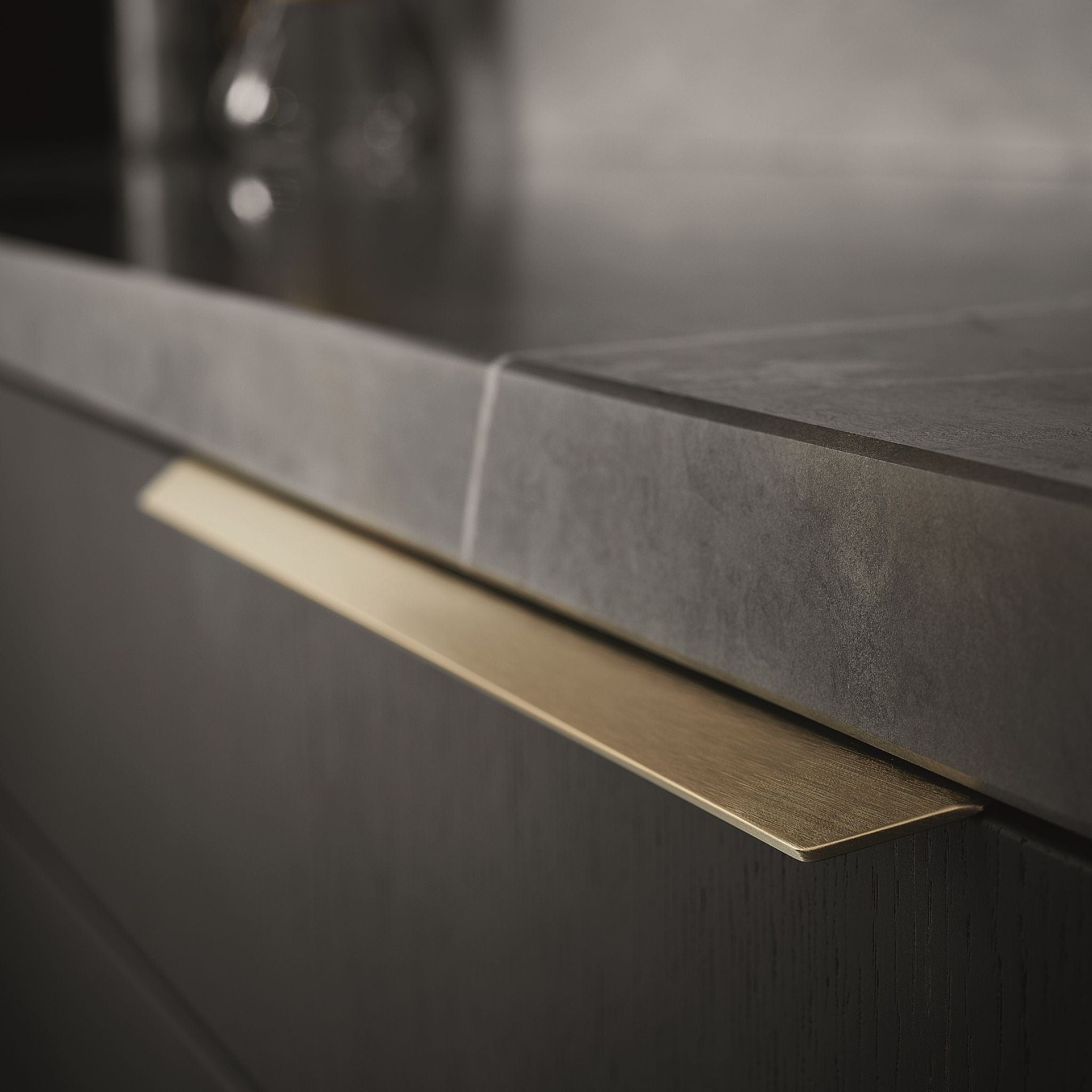 Blaze 2 | Greb i Børstet Messing Furnipart FINICC