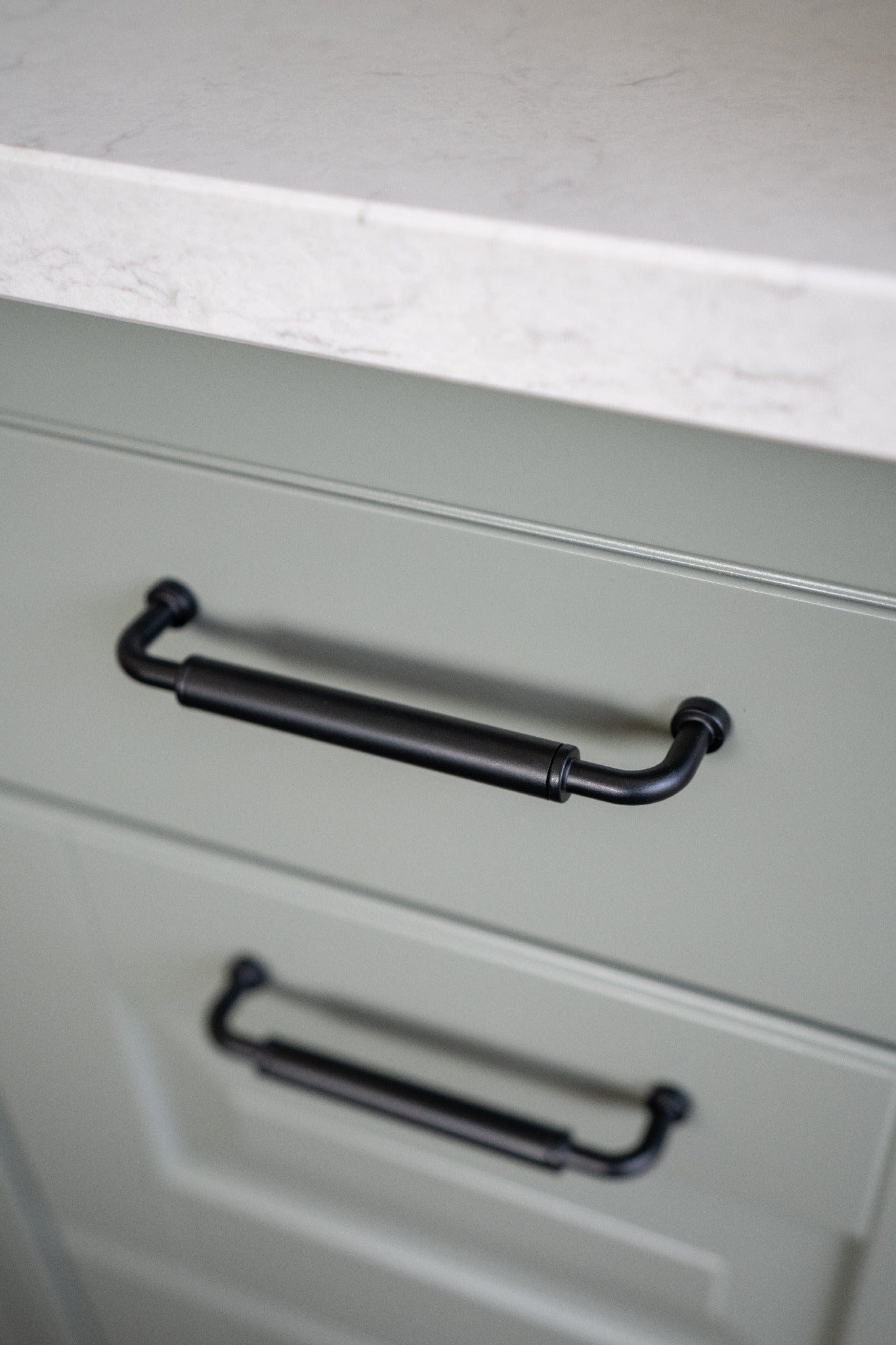 Brohult | Greb i Blank Nikkel / Sort L 141 mm (C/C 128 mm) Beslag Design 397045-11 FINICC