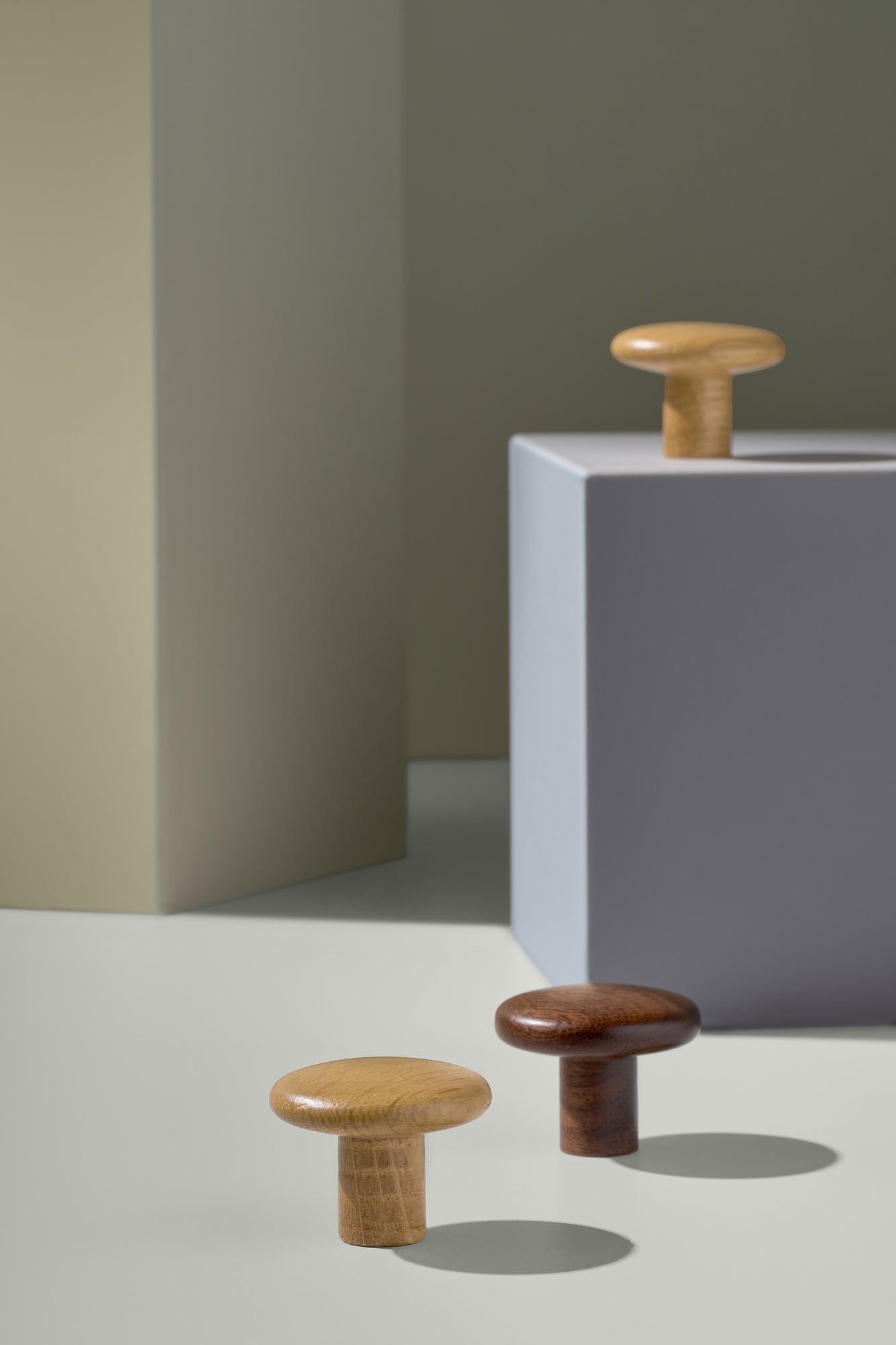 Brutus | Møbelknop eller Knage i Lakeret Valnød Ø 32 mm x D 25 mm Vonsild VS-106220032-292 FINICC