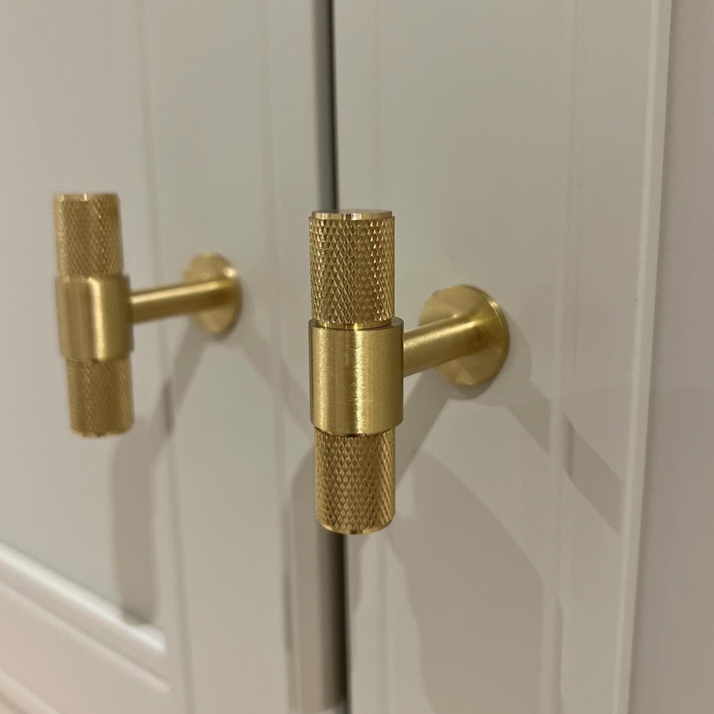 CB Cross T-Bar | Greb/Knop i Børstet Messing med Lak L 50 mm x D 40 mm Carlisle Brass FTD701SB FINICC